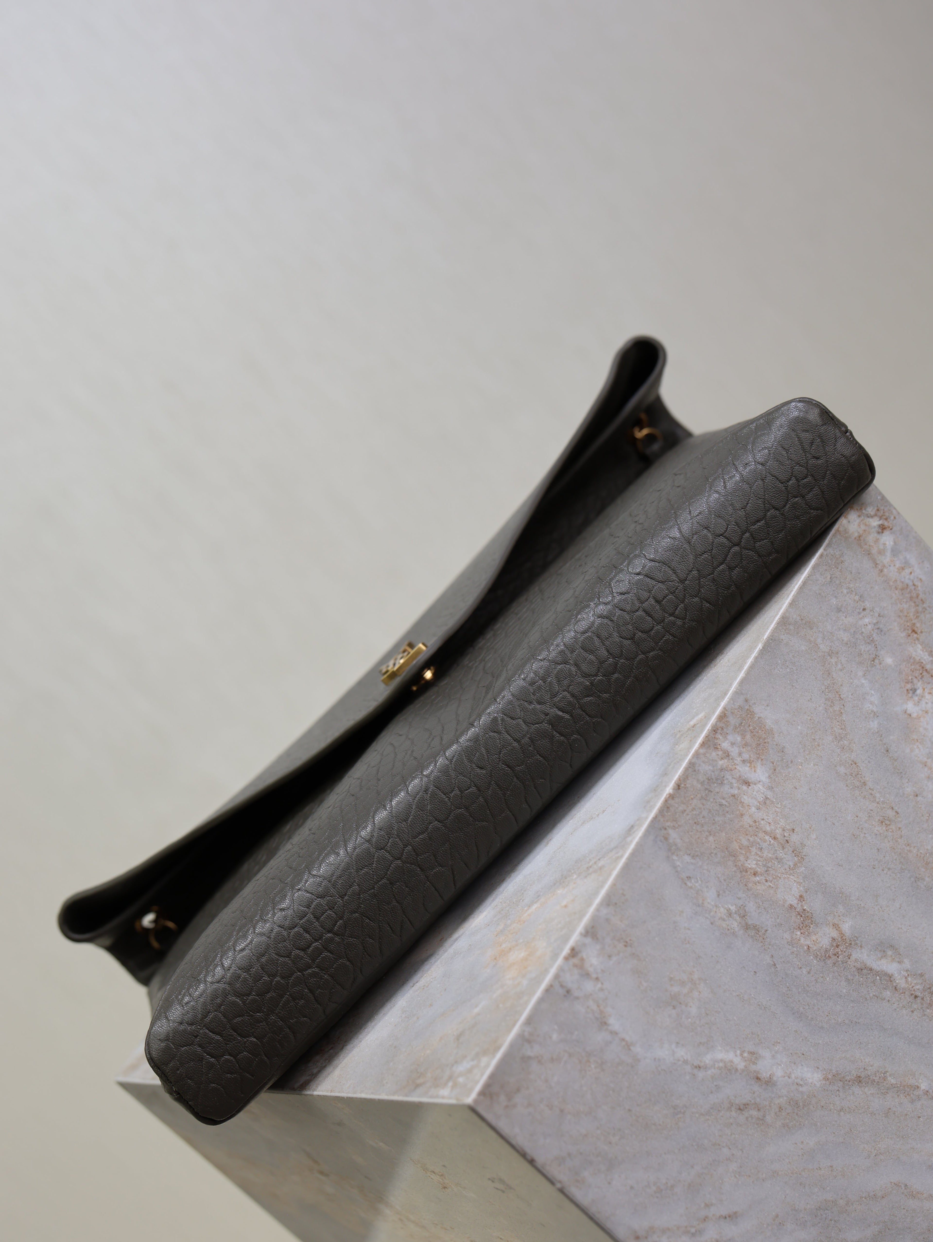 YSL 25S CASSANDRE ENVELOPE MESSENGER 35 IN LIGHT MUSK LAMBSKIN GOLD HARDWARE