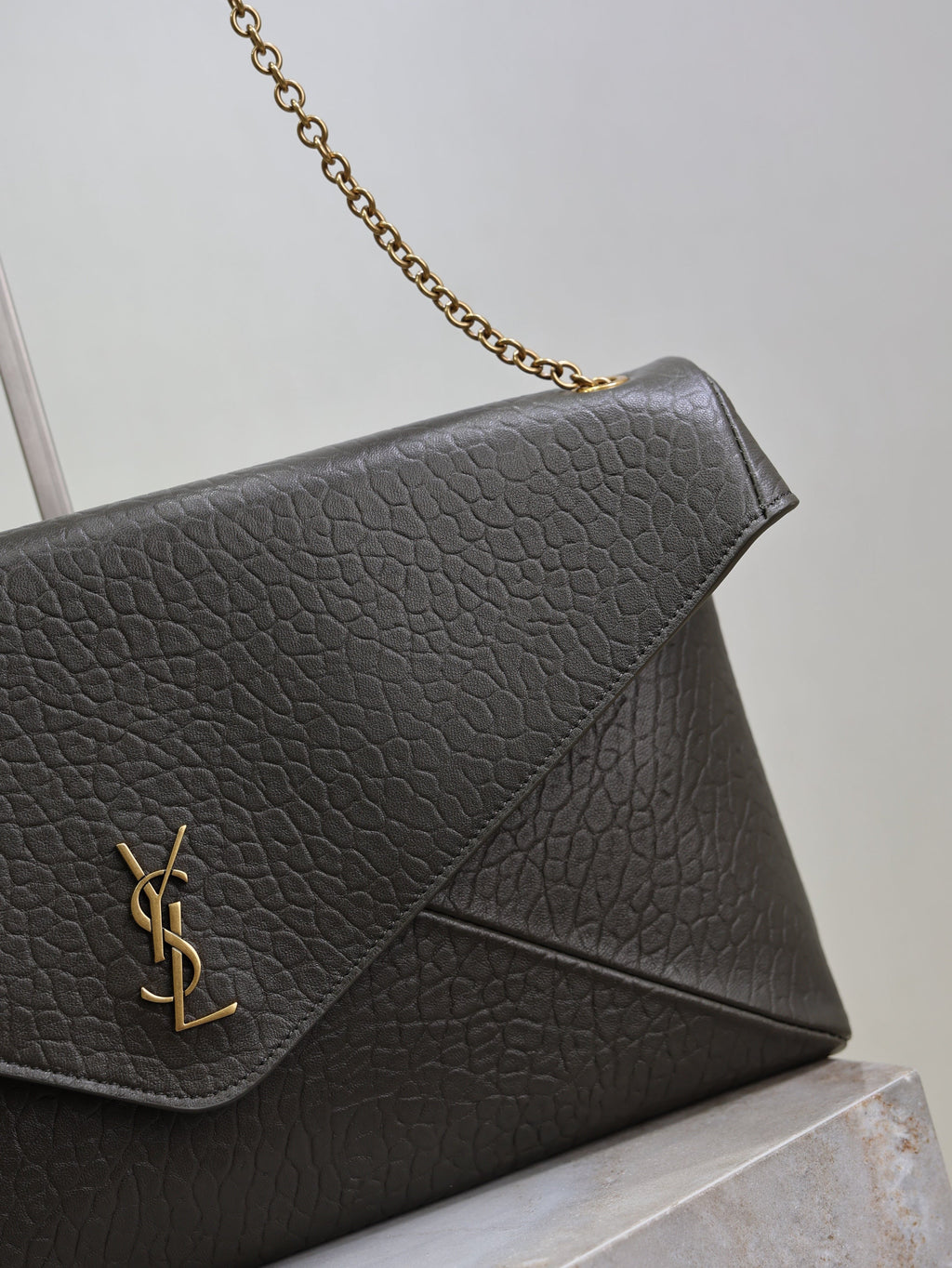 YSL 25S CASSANDRE ENVELOPE MESSENGER 35 IN LIGHT MUSK LAMBSKIN GOLD HARDWRE