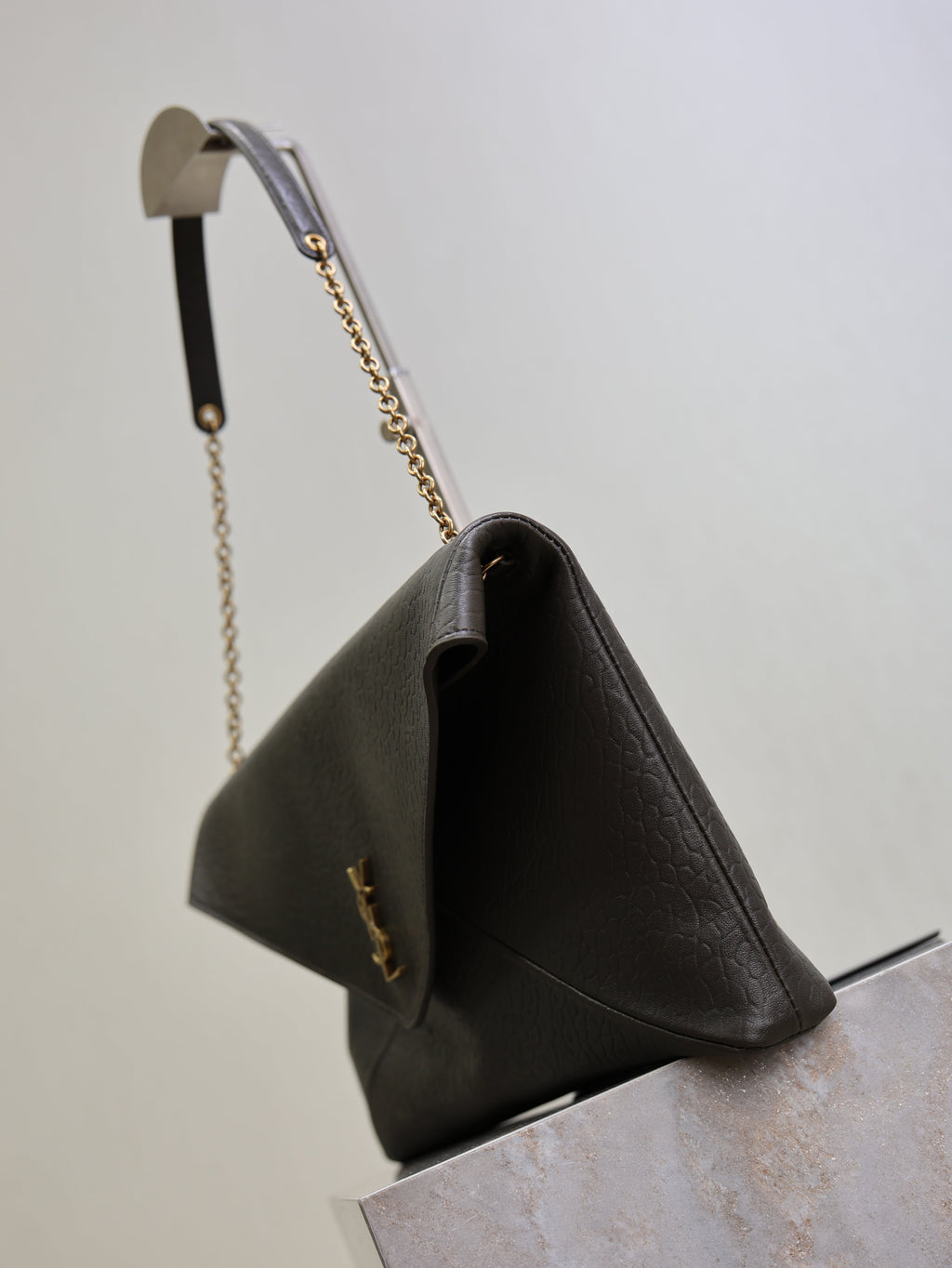 YSL 25S CASSANDRE ENVELOPE MESSENGER 35 IN LIGHT MUSK LAMBSKIN GOLD HARDWARE