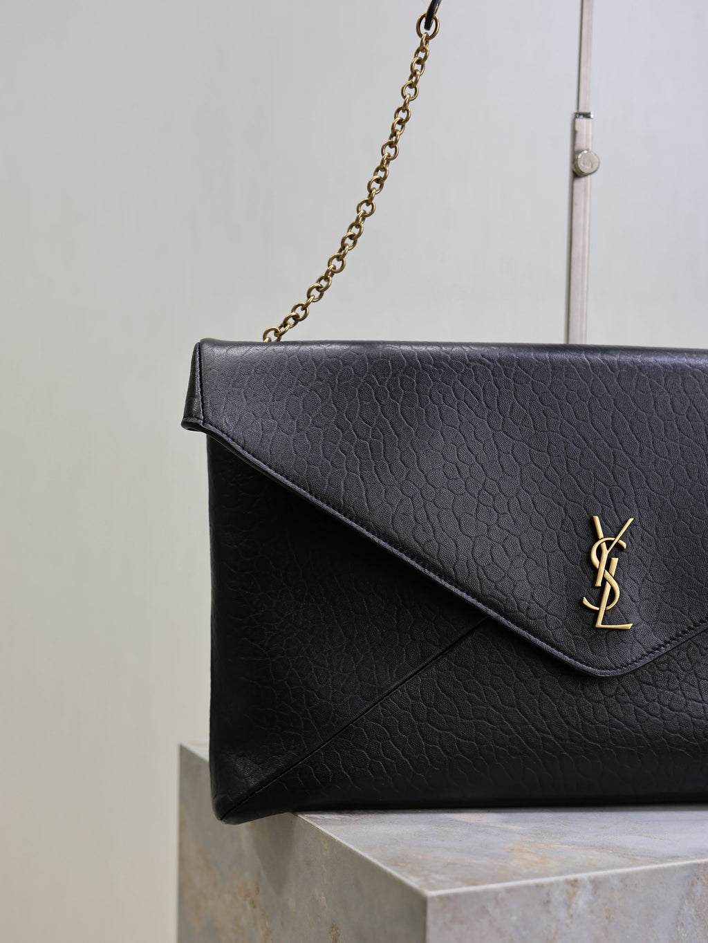 YSL 25S CASSANDRE ENVELOPE MESSENGER 35 IN BLACK LAMBSKIN GOLD HARDWRE