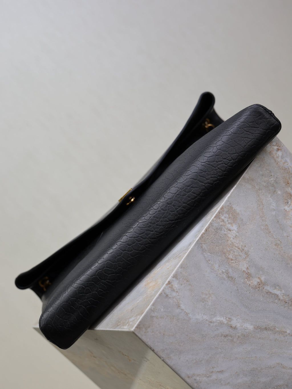 YSL 25S CASSANDRE ENVELOPE MESSENGER 35 IN BLACK LAMBSKIN GOLD HARDWARE