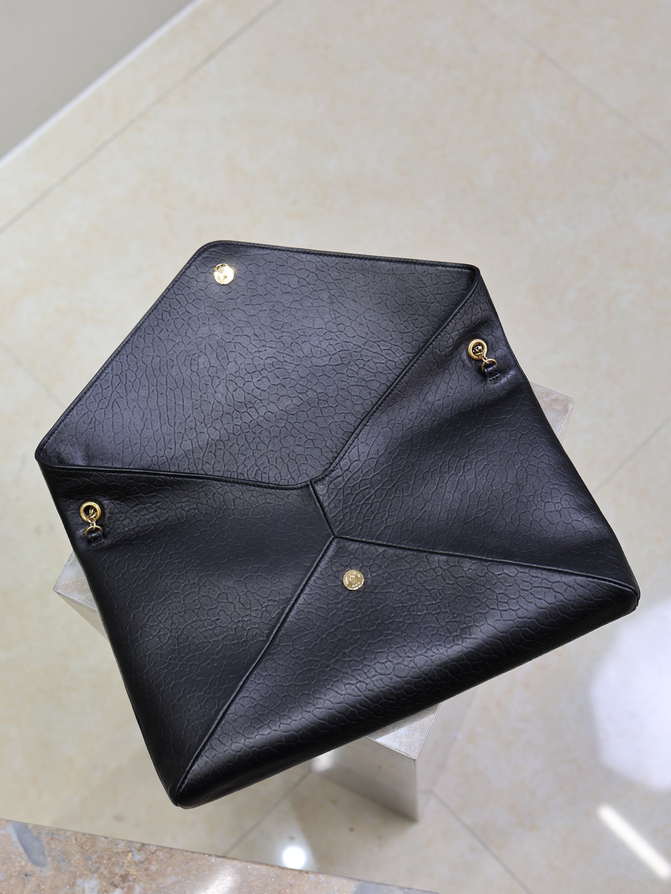 YSL 25S CASSANDRE ENVELOPE MESSENGER 35 IN BLACK LAMBSKIN GOLD HARDWARE
