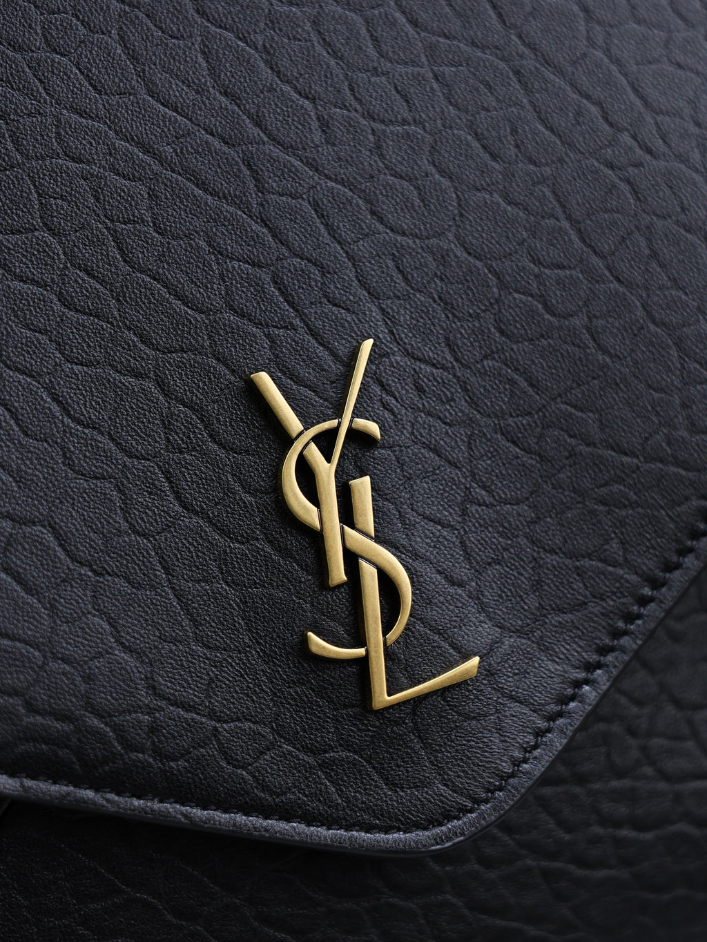 YSL 25S CASSANDRE ENVELOPE MESSENGER 35 IN BLACK LAMBSKIN GOLD HARDWRE