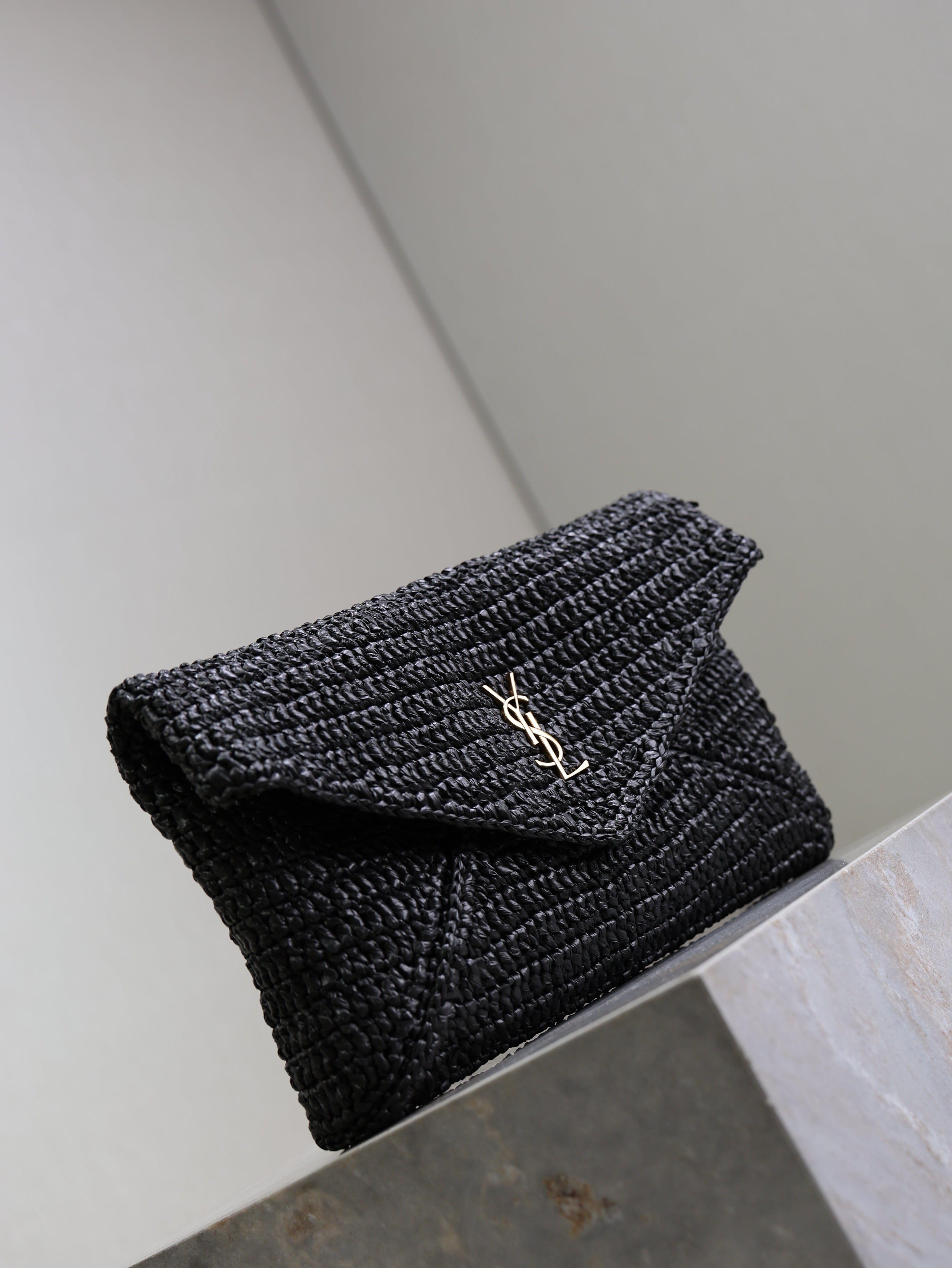 YSL 25S CASSANDRE LARGE ENVELOPE POUCH 29 IN BLACK RAFFIA GOLD HARDWARE