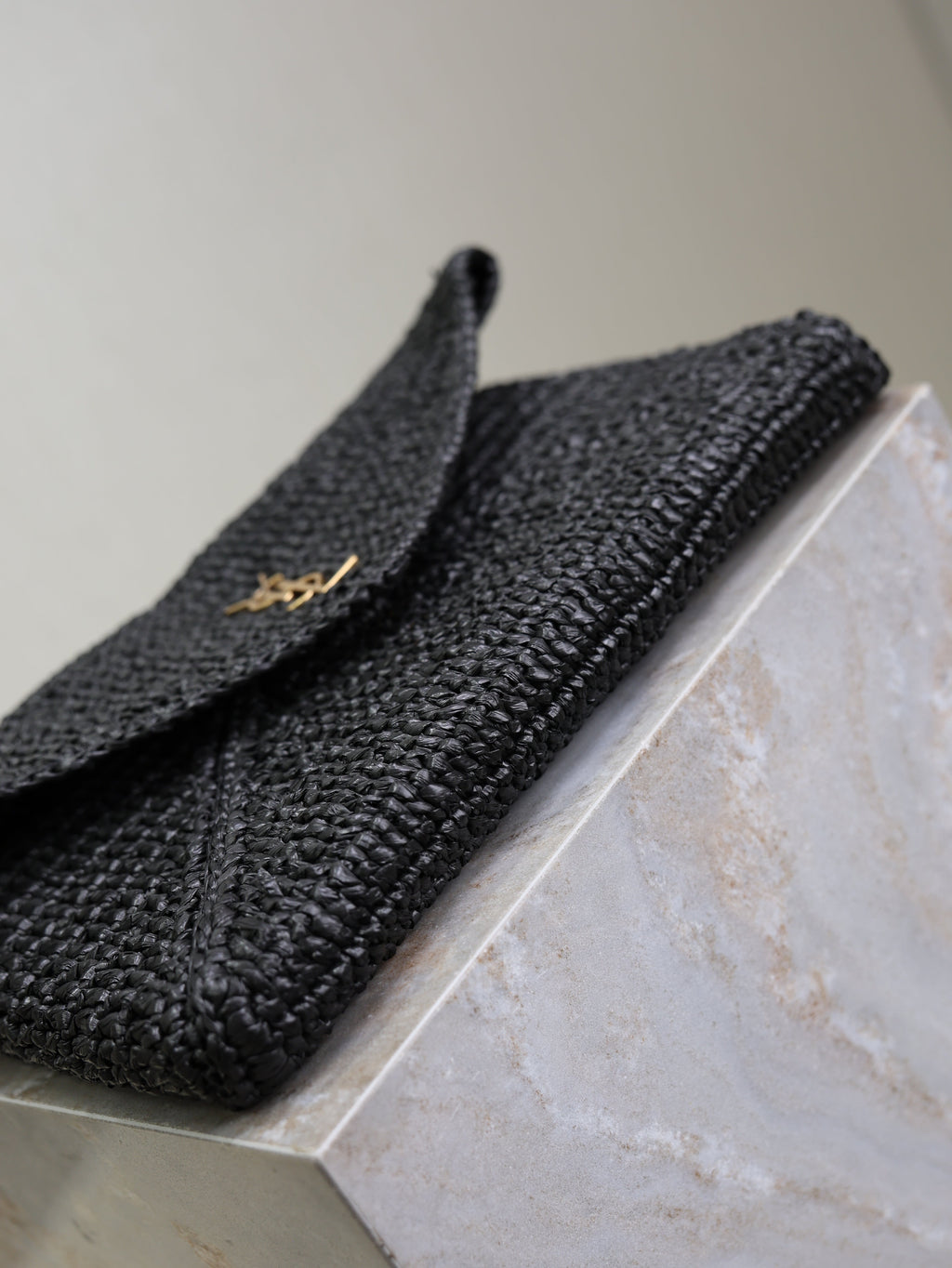 YSL 25S CASSANDRE LARGE ENVELOPE POUCH 29 IN BLACK RAFFIA GOLD HARDWARE