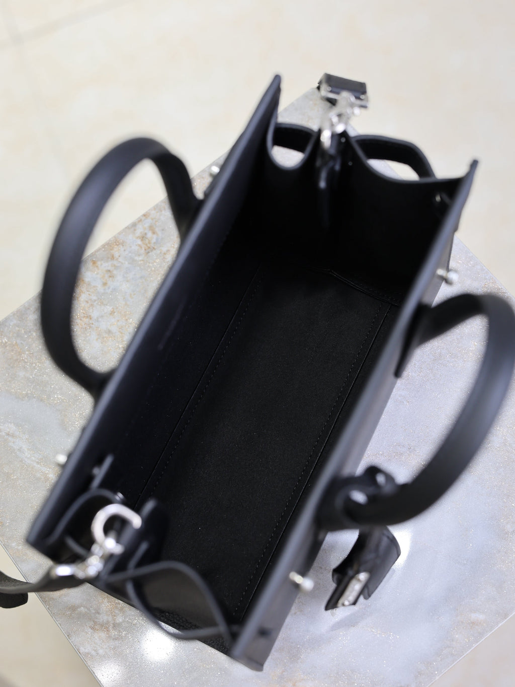 YSL 25S SAC DE JOUR 22 IN BLACK GRAINED CALFSKIN SILVER HARDWRE