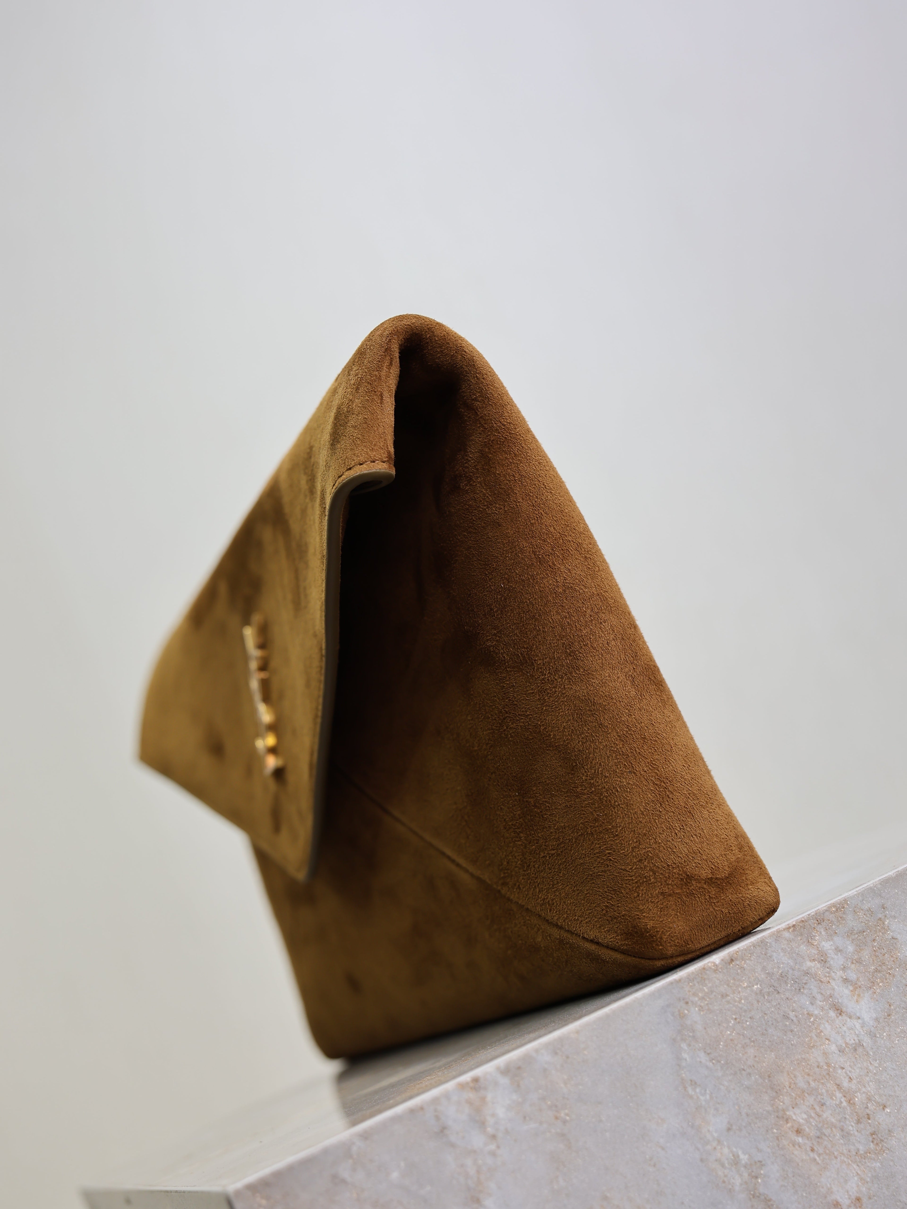 YSL 25S CASSANDRE LARGE ENVELOPE POUCH 29 IN BURNT UMBER SUEDE GOLD HARDWARE