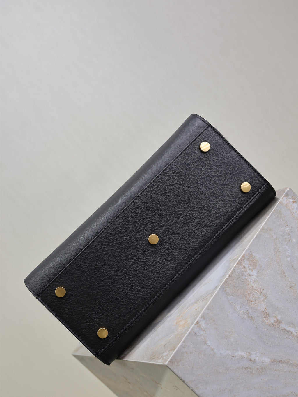 YSL 25S SAC DE JOUR GM 32 IN BLACK SUPPLE GRAINED CALFSKIN GOLD HARDWRE