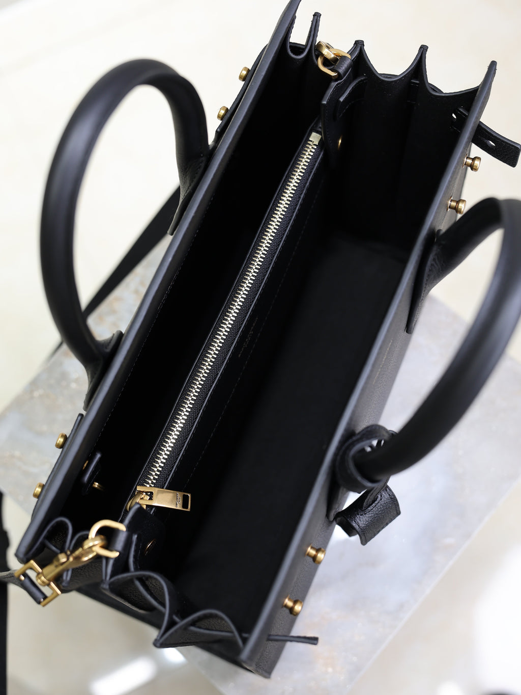 YSL 25S SAC DE JOUR GM 32 IN BLACK SUPPLE GRAINED CALFSKIN GOLD HARDWRE