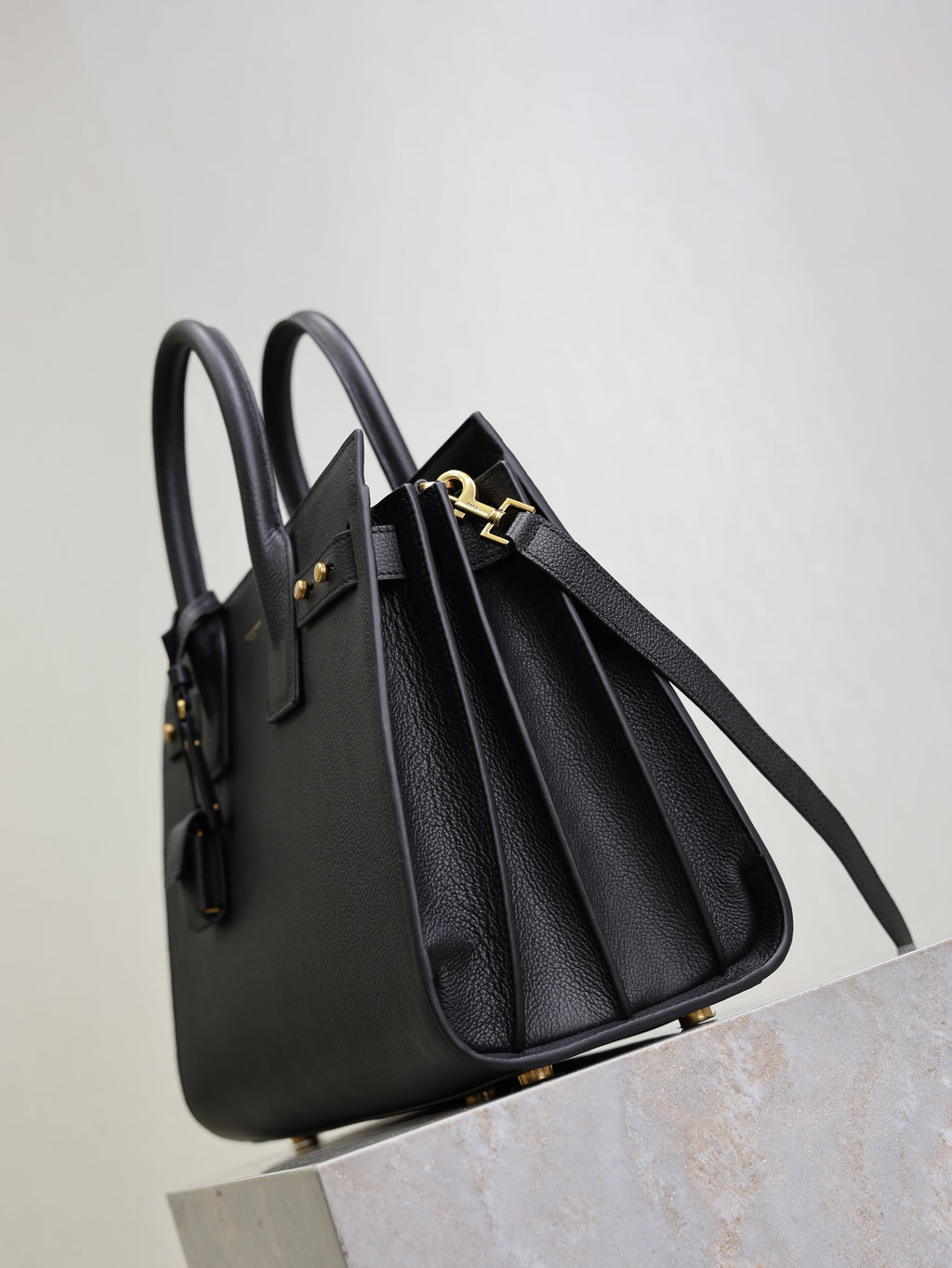 YSL 25S SAC DE JOUR GM 32 IN BLACK SUPPLE GRAINED CALFSKIN GOLD HARDWARE