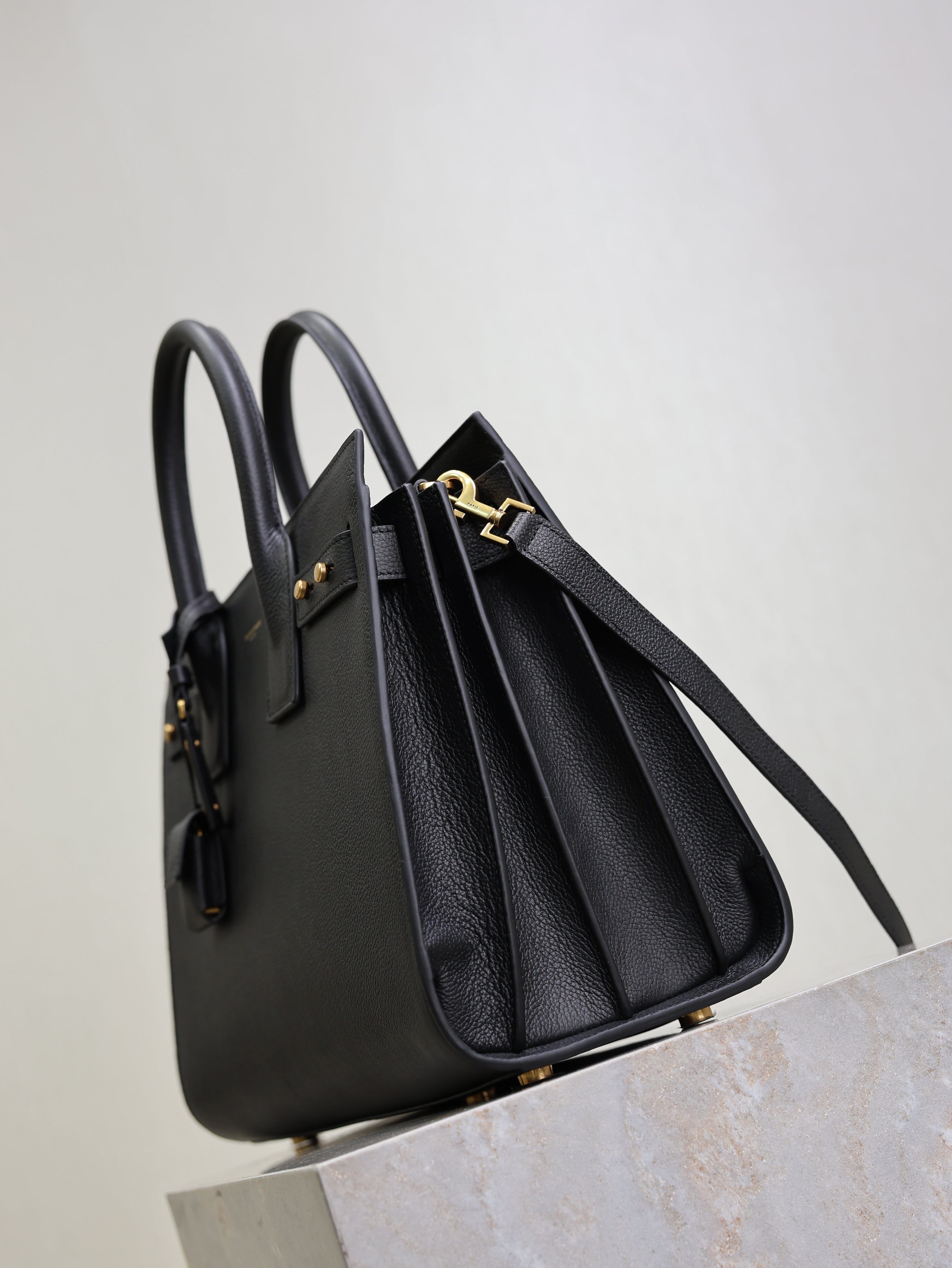 YSL 25S SAC DE JOUR GM 32 IN BLACK SUPPLE GRAINED CALFSKIN GOLD HARDWARE