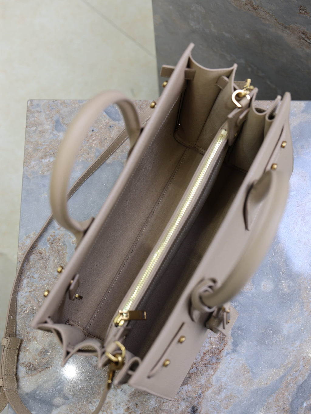 YSL 25S SAC DE JOUR GM 32 IN DARK BEIGE SUPPLE GRAINED CALFSKIN