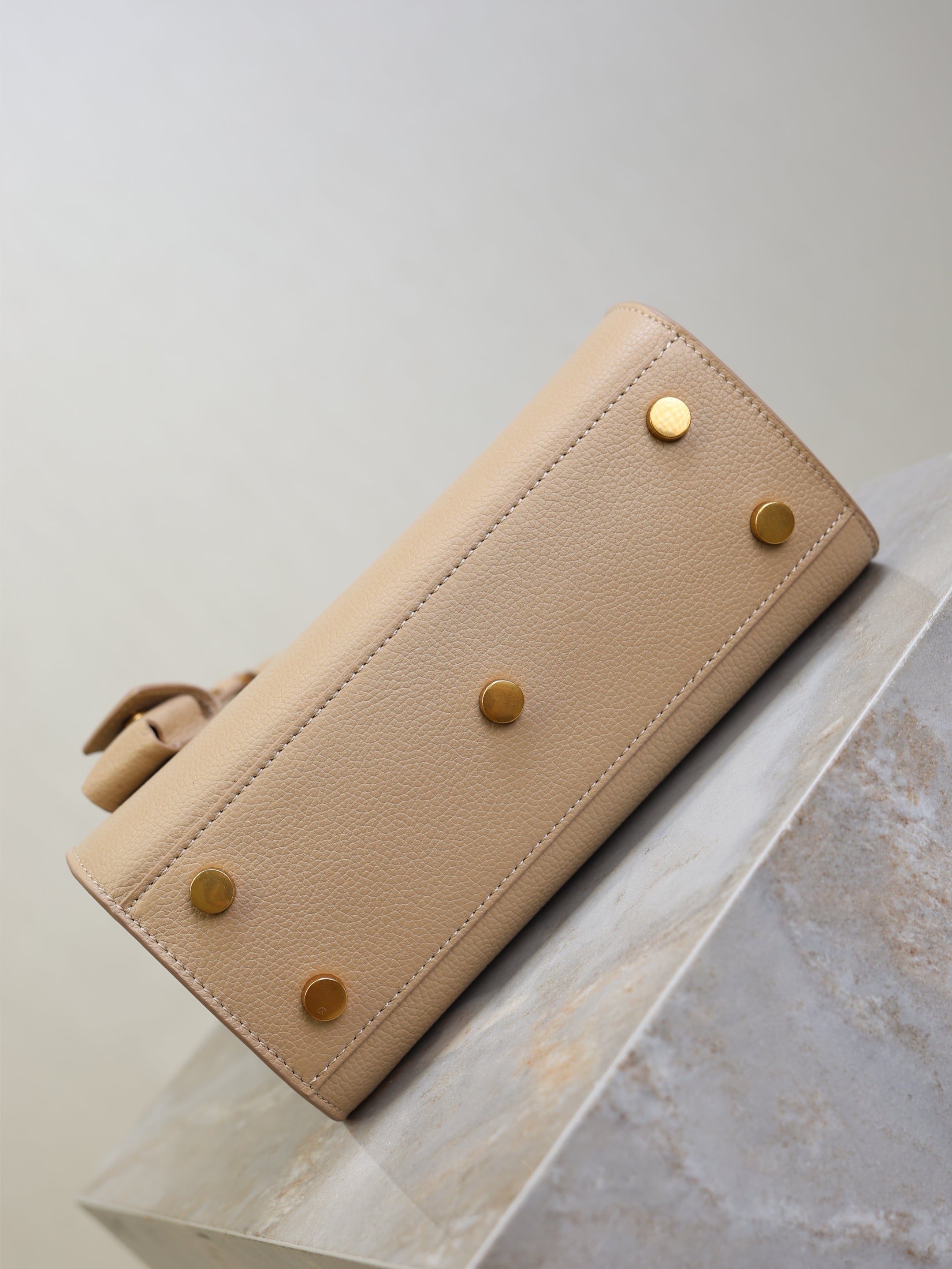 YSL 25S SAC DE JOUR 22 IN DARK BEIGE SUPPLE GRAINED CALFSKIN