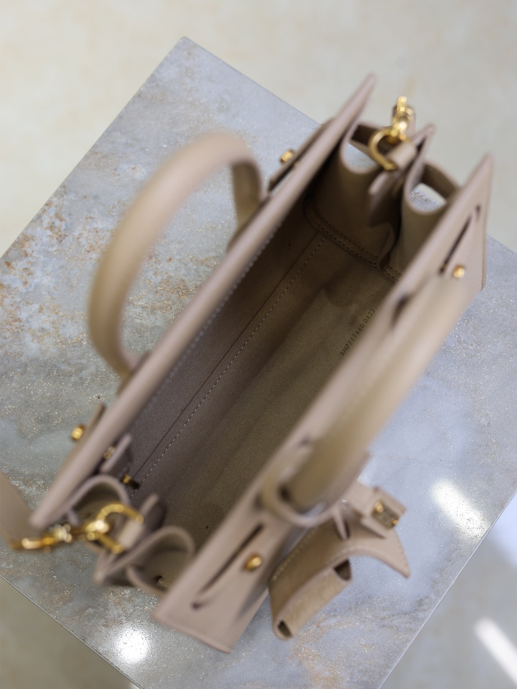 YSL 25S SAC DE JOUR 22 IN DARK BEIGE SUPPLE GRAINED CALFSKIN