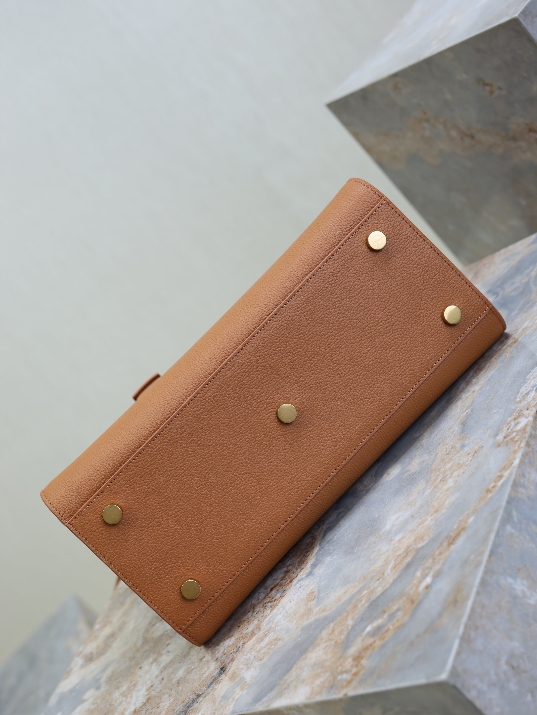 YSL 25S SAC DE JOUR GM 32 IN CHESTNUT BROWN SUPPLE GRAINED CALFSKIN