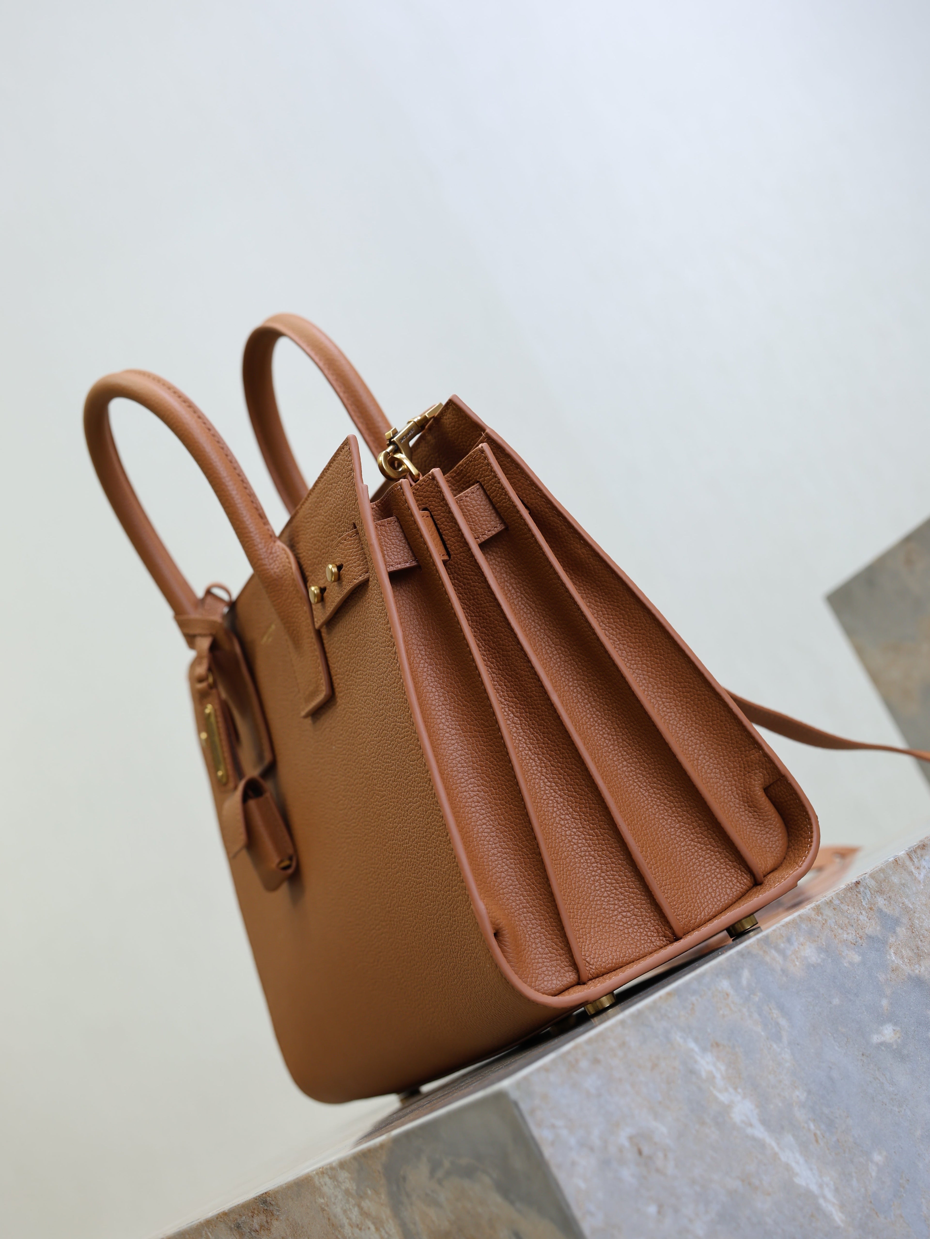 YSL 25S SAC DE JOUR GM 32 IN CHESTNUT BROWN SUPPLE GRAINED CALFSKIN