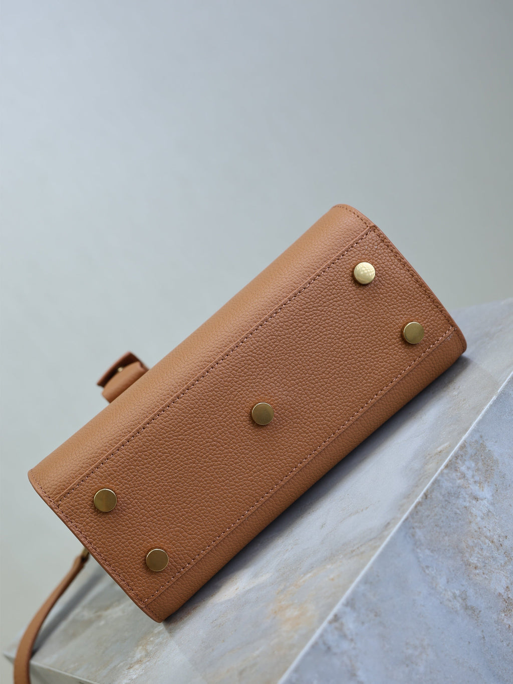 YSL 25S SAC DE JOUR MM 26 IN CHESTNUT BROWN SUPPLE GRAINED CALFSKIN