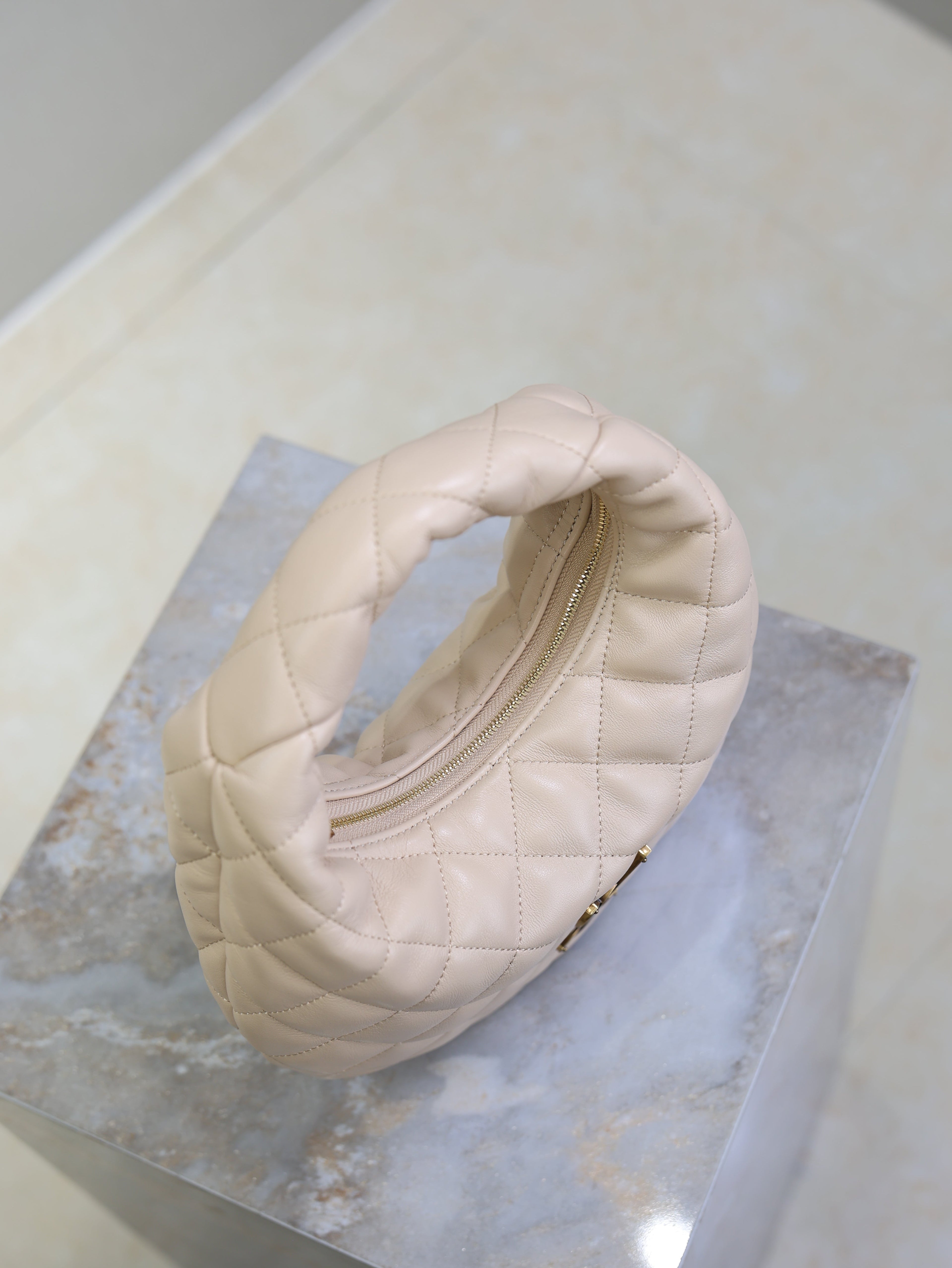 YSL 25S ICARINO 17 IN BEIGE QUILTED CALFSKIN GOLD HARDWRE