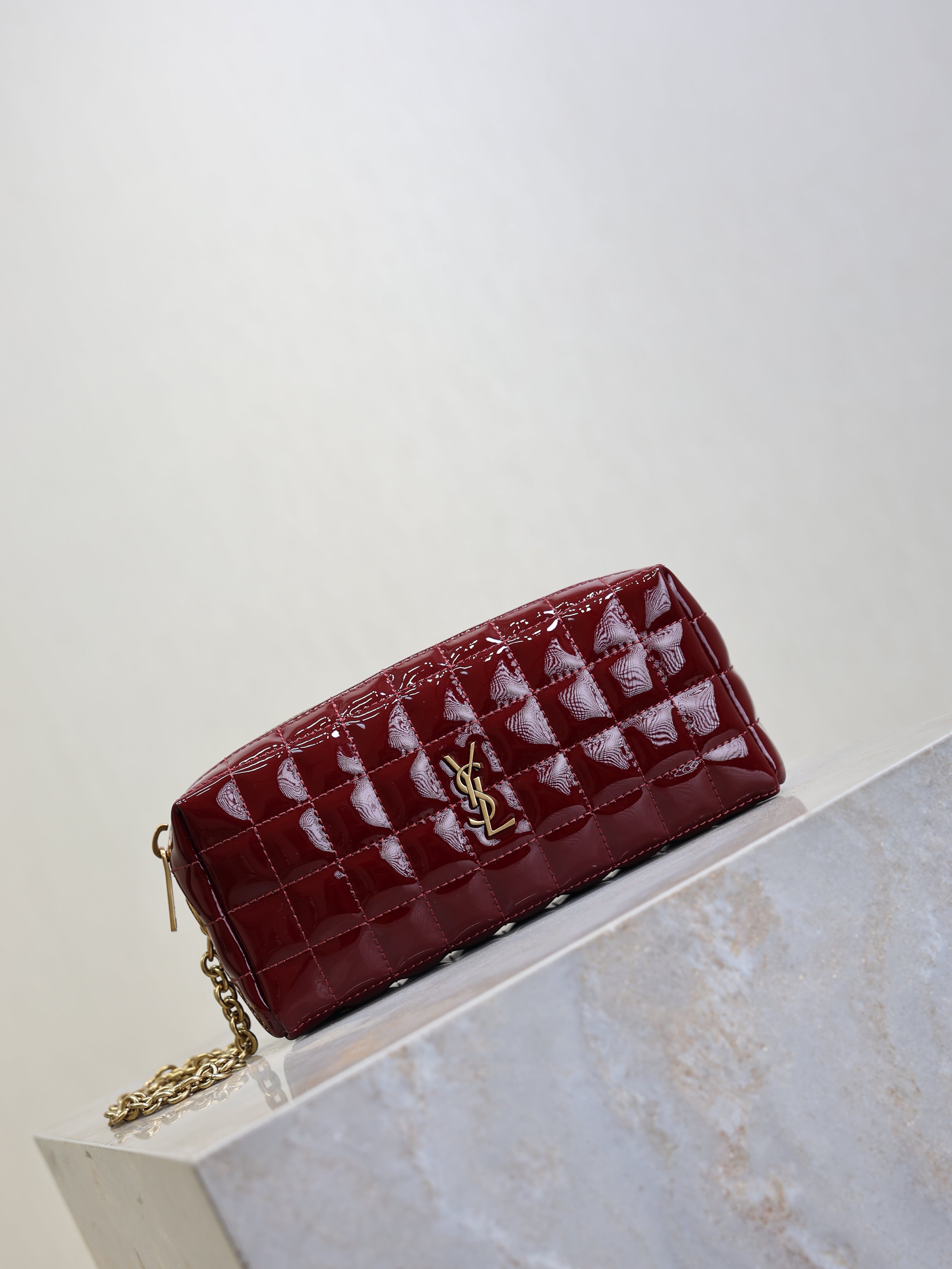 YSL 25S CASSANDRE MATELASSÉ CARRÉ POUCH ON CHAIN 18 IN DARK RED WINE SHINY CALFSKIN