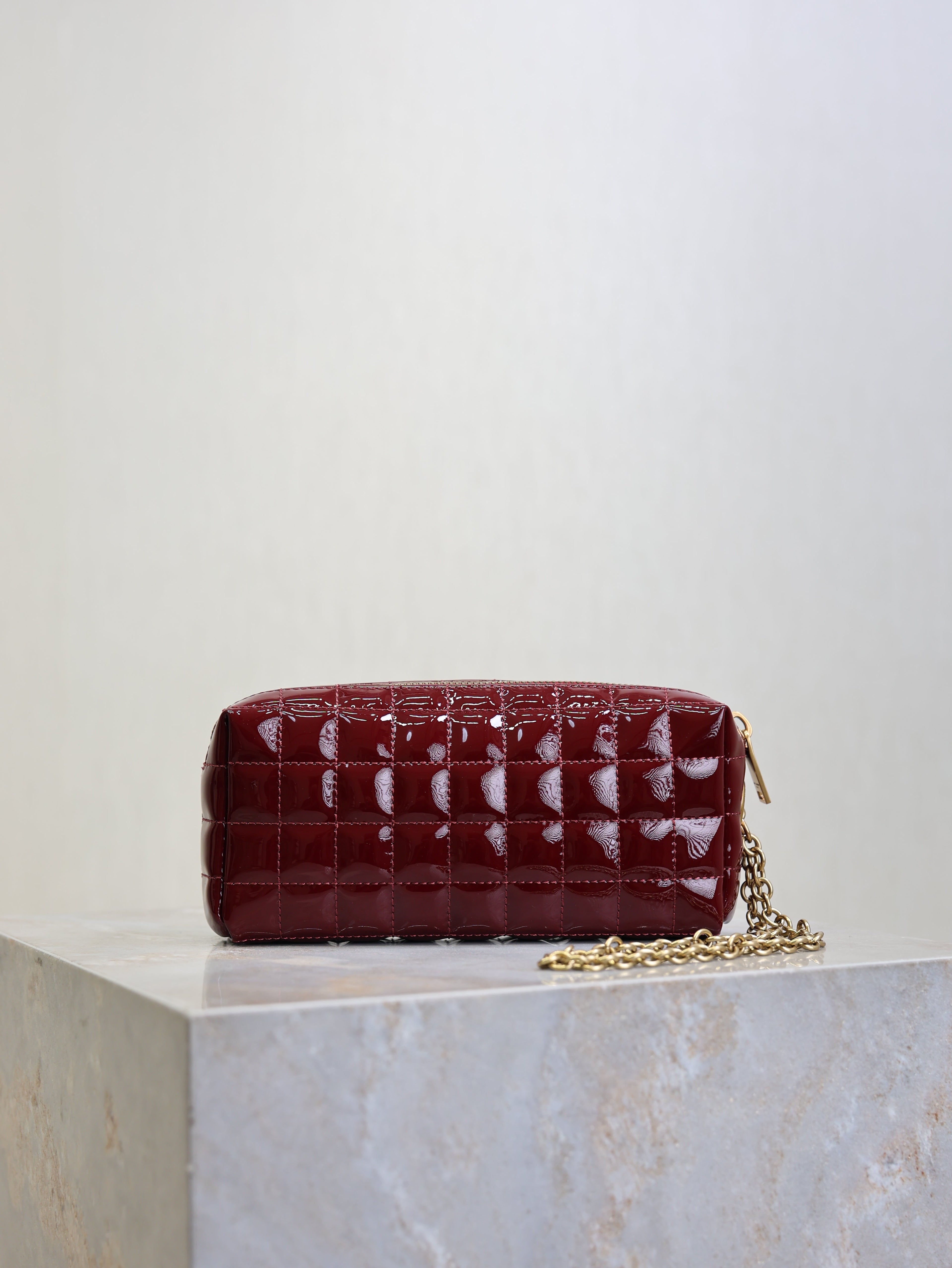 YSL 25S CASSANDRE MATELASSÉ CARRÉ POUCH ON CHAIN 18 IN DARK RED WINE SHINY CALFSKIN