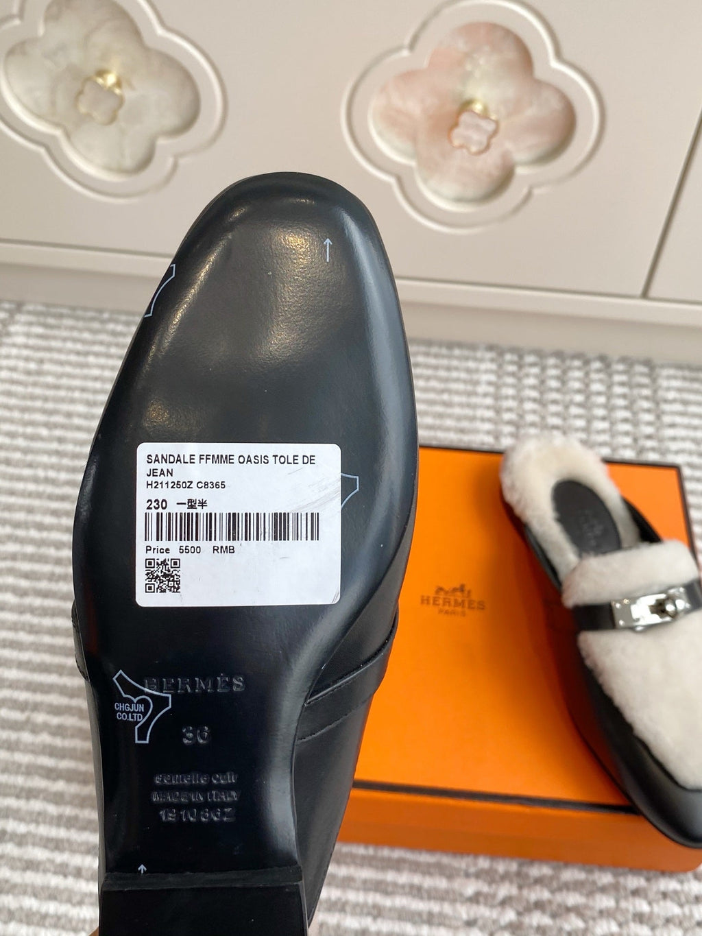 HM 25S CATENA MULE IN BEIGE SHEARLING AND BLACK LAMBSKIN WITH SILVER HARDWARE