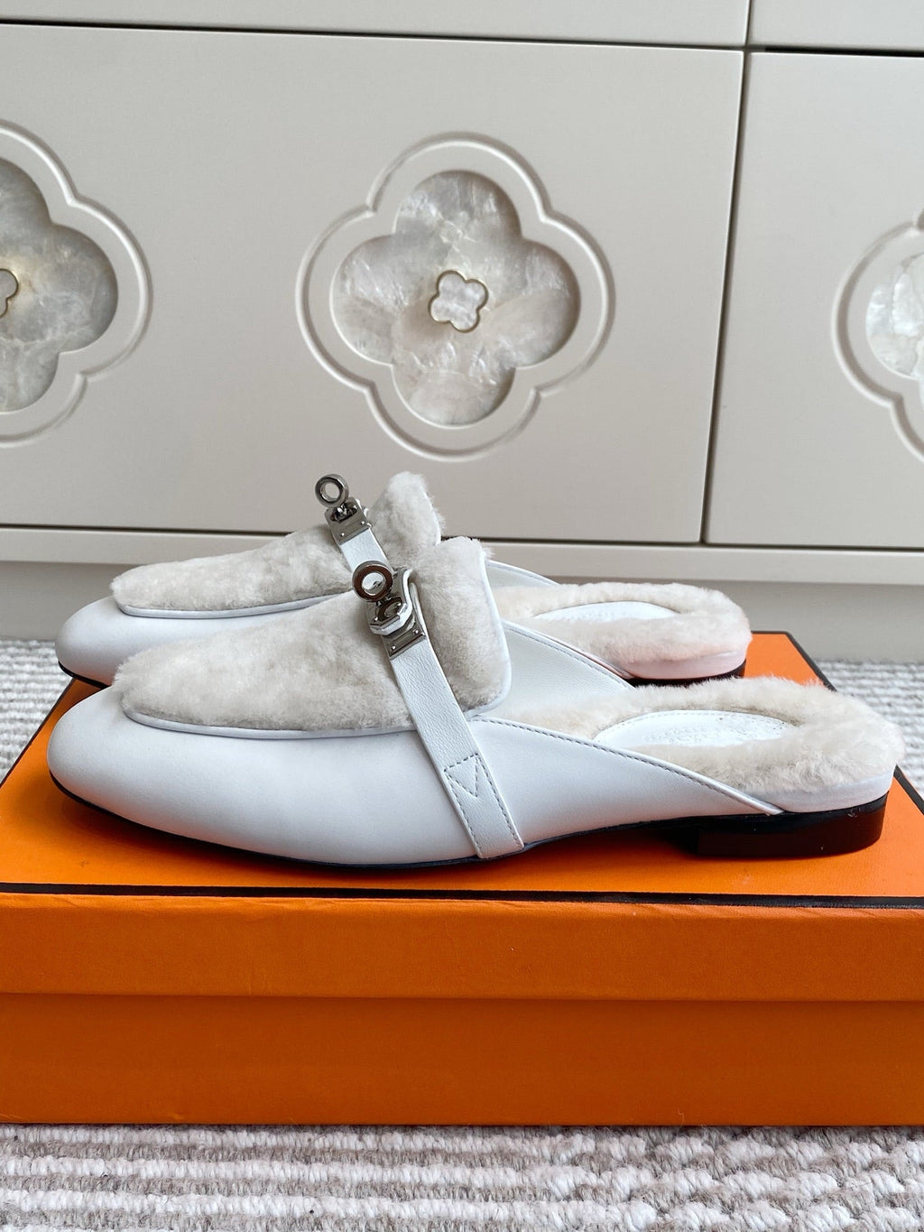 HM 25S CATENA MULE IN BEIGE SHEARLING AND WHITE LAMBSKIN WITH SILVER HARDWARE