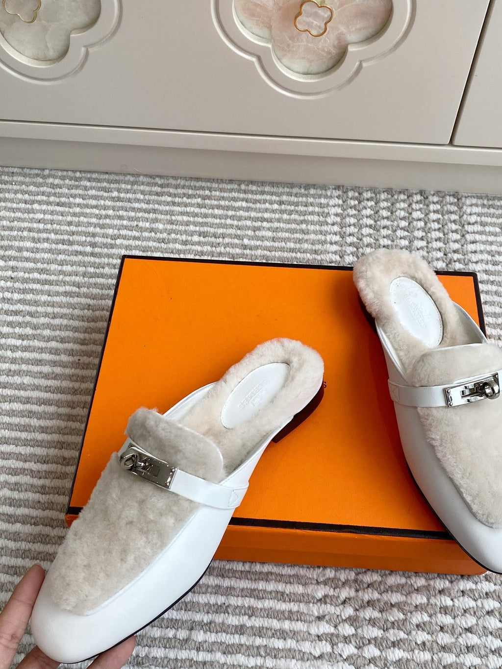 HM 25S CATENA MULE IN BEIGE SHEARLING AND WHITE LAMBSKIN WITH SILVER HARDWARE