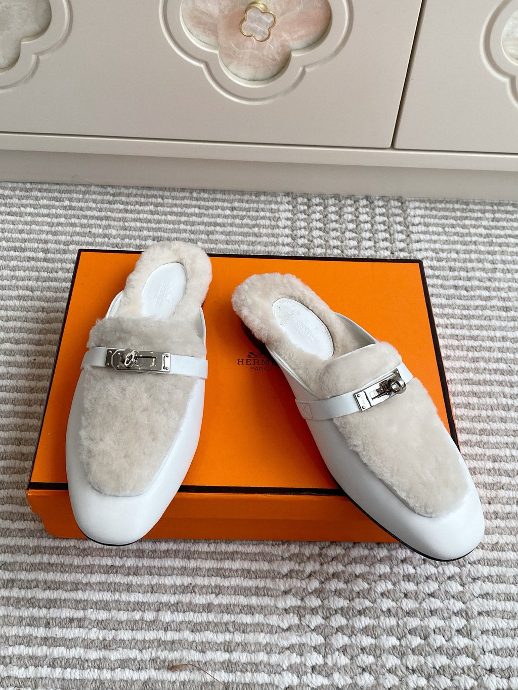 HM 25S CATENA MULE IN BEIGE SHEARLING AND WHITE LAMBSKIN WITH SILVER HARDWARE