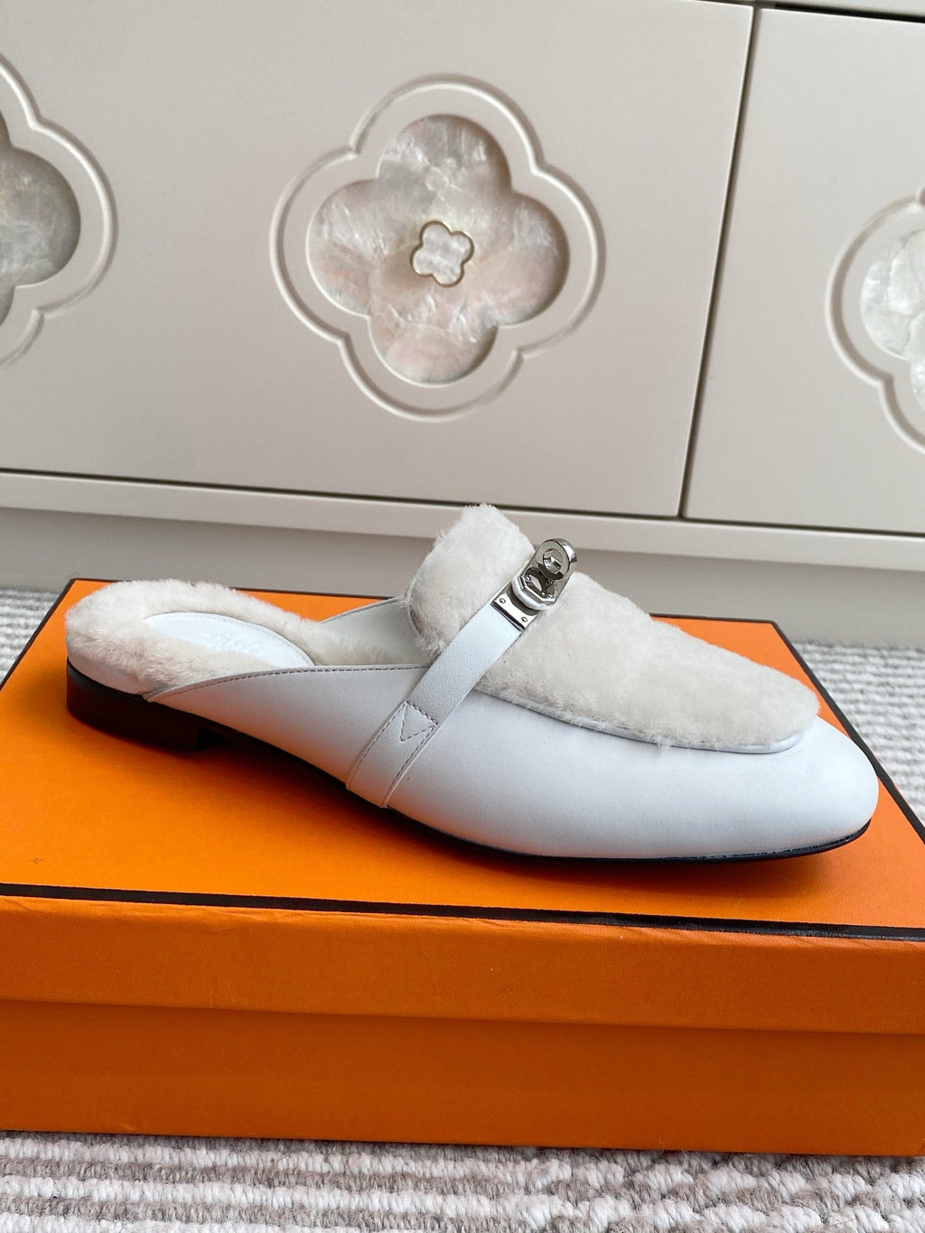 HM 25S CATENA MULE IN BEIGE SHEARLING AND WHITE LAMBSKIN WITH SILVER HARDWARE