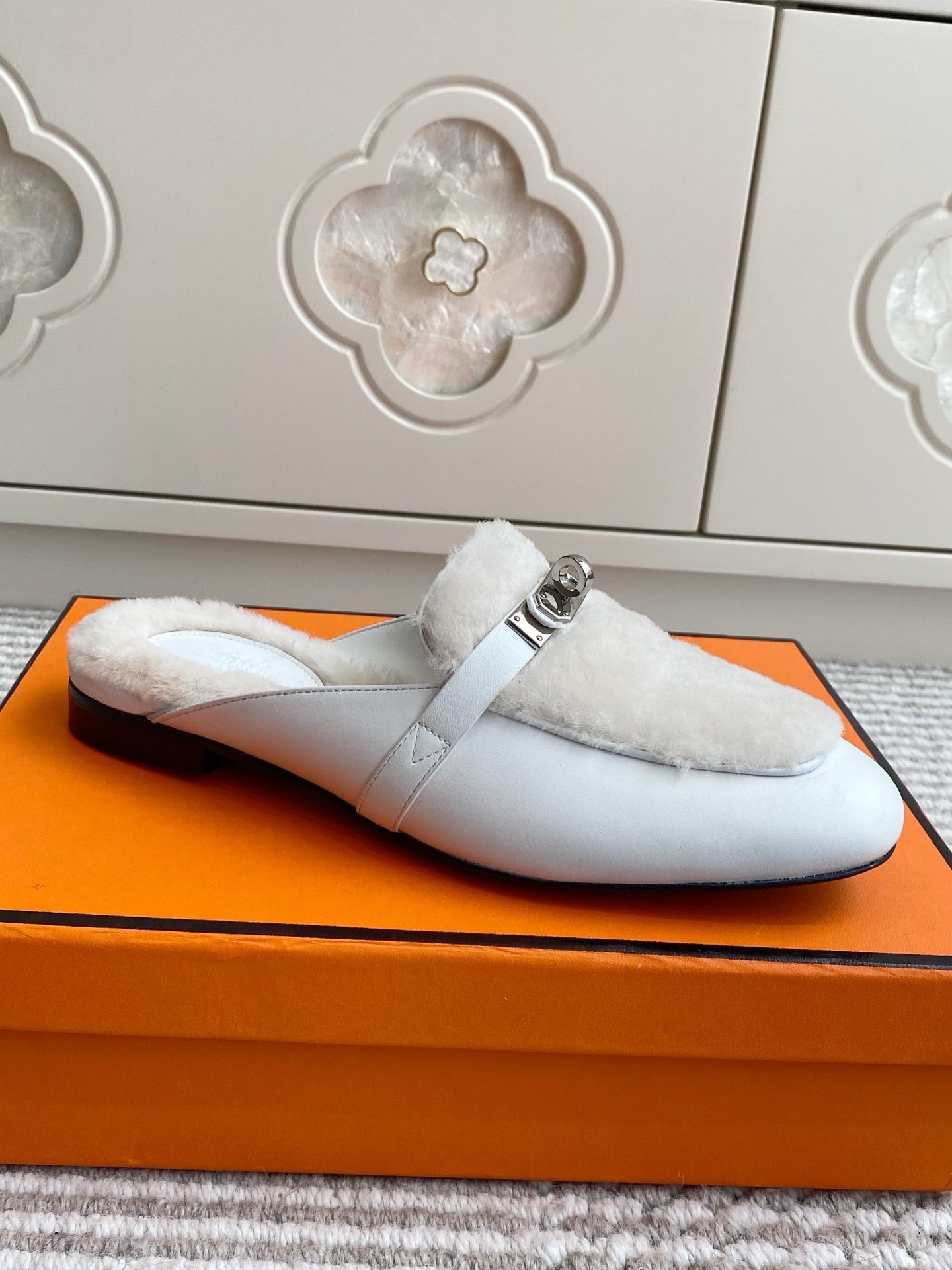 HM 25S CATENA MULE IN BEIGE SHEARLING AND WHITE LAMBSKIN WITH SILVER HARDWARE