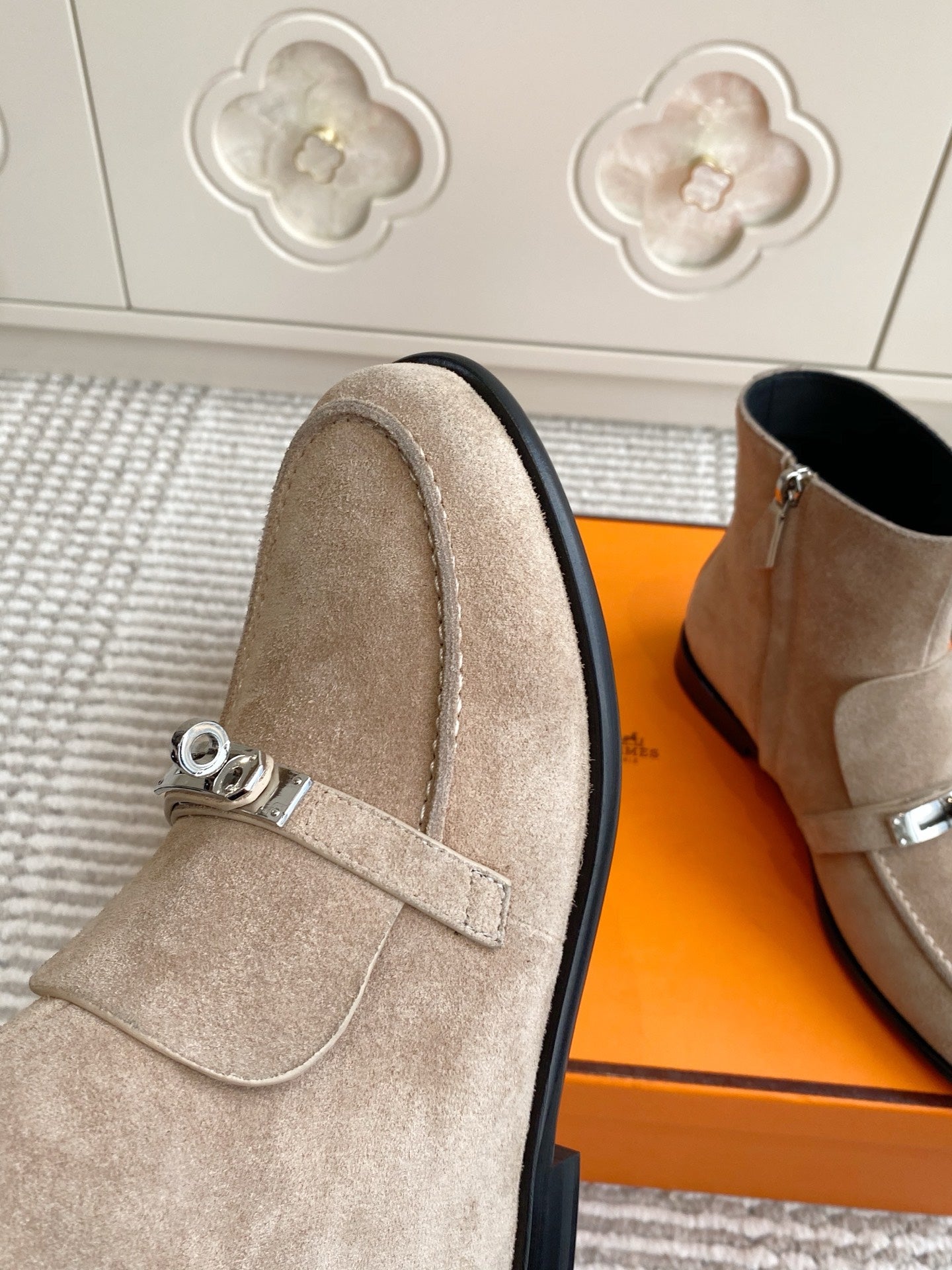 HM 25S KELSY ANKLE BOOT IN EARTHY BROWN-GRAY SUEDE WITH SILVER HARDWARE