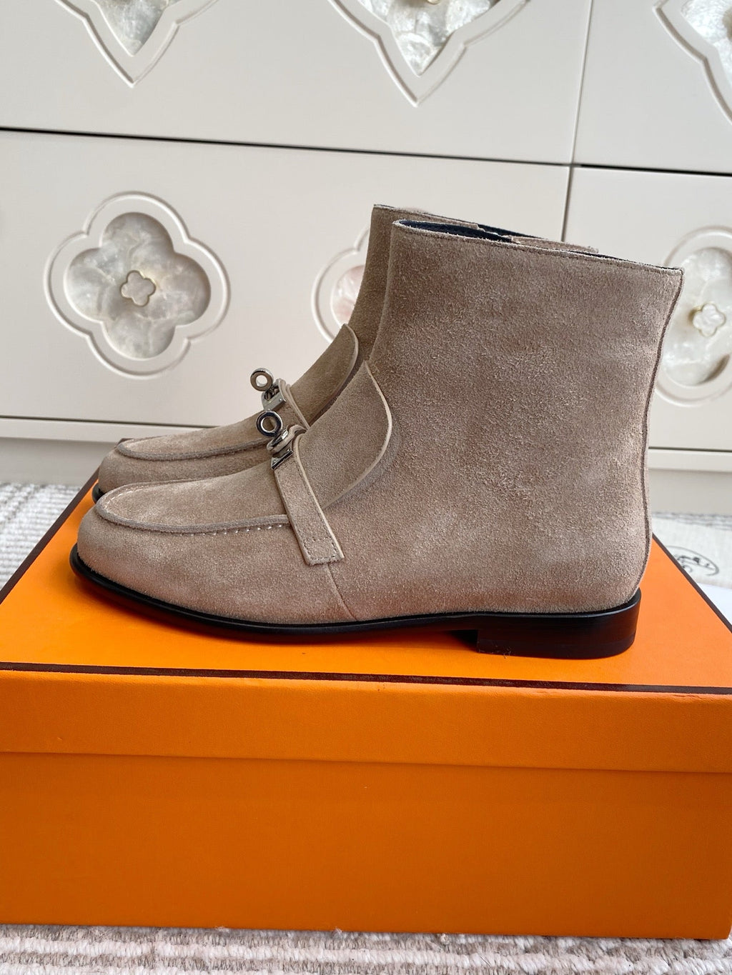 HM 25S KELSY ANKLE BOOT IN EARTHY BROWN-GRAY SUEDE WITH SILVER HARDWARE