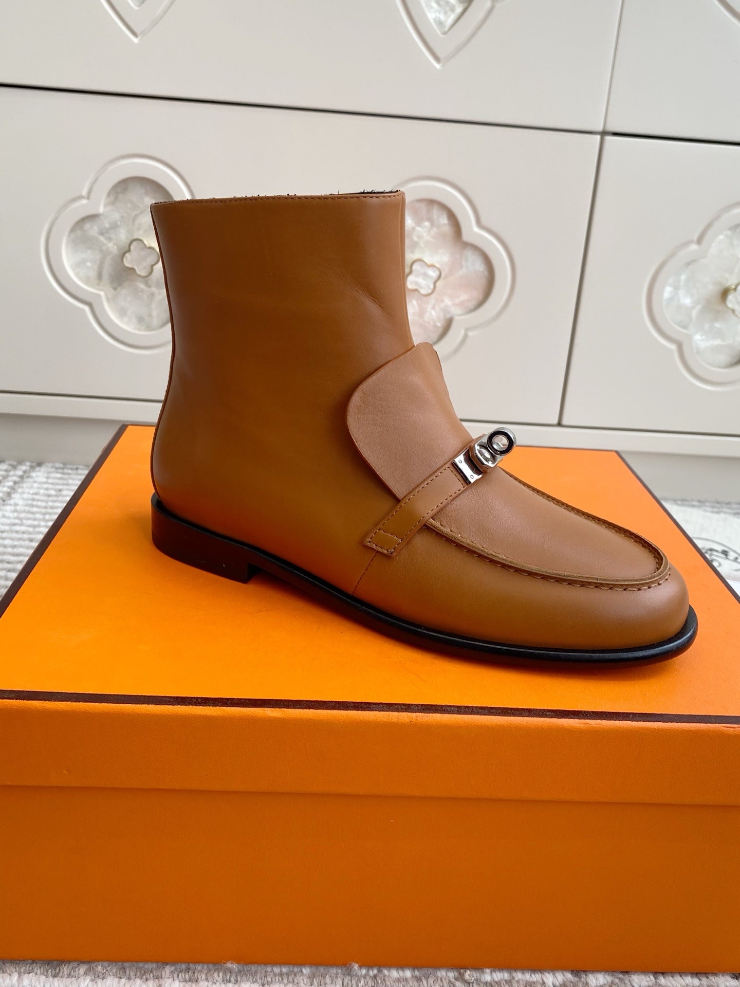 HM 25S KELSY ANKLE BOOT IN BROWN LAMBSKIN WITH SILVER HARDWARE