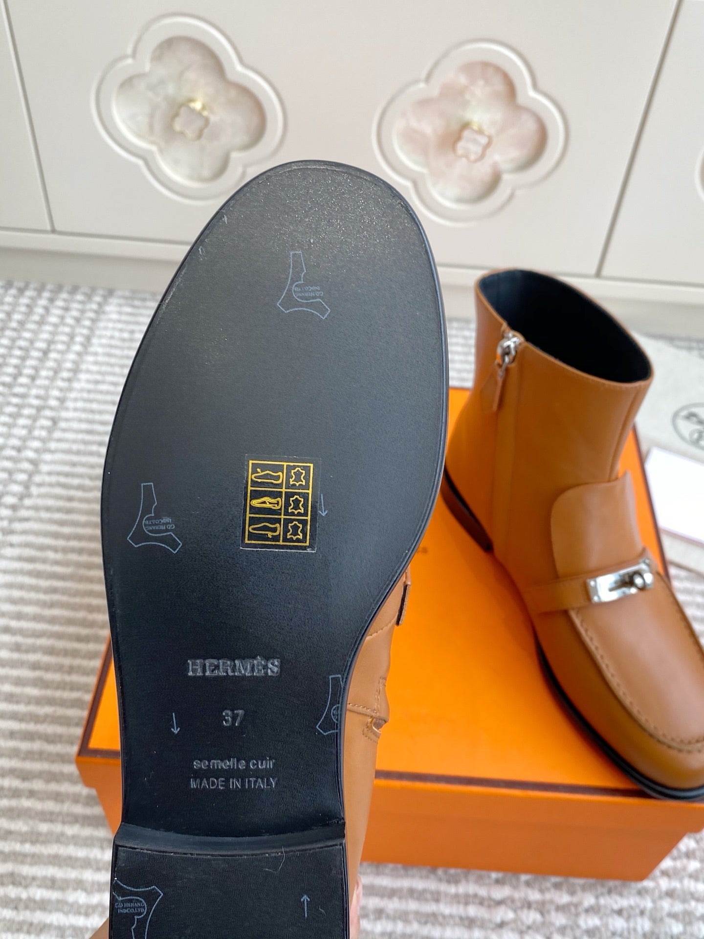 HM 25S KELSY ANKLE BOOT IN BROWN LAMBSKIN WITH SILVER HARDWARE