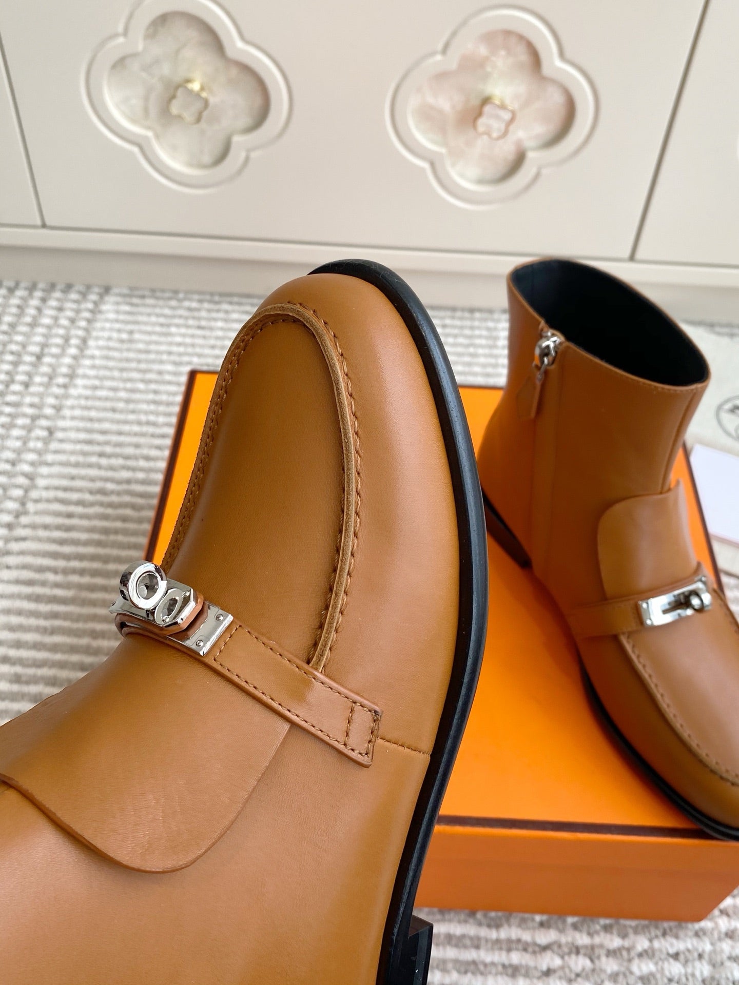 HM 25S KELSY ANKLE BOOT IN BROWN LAMBSKIN WITH SILVER HARDWARE