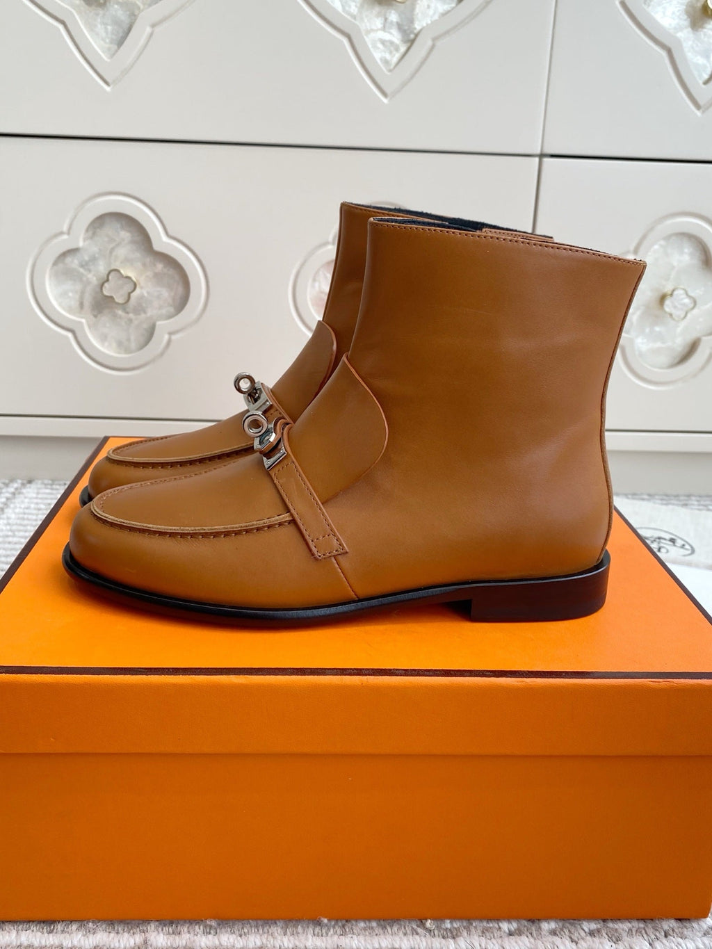 HM 25S KELSY ANKLE BOOT IN BROWN LAMBSKIN WITH SILVER HARDWARE
