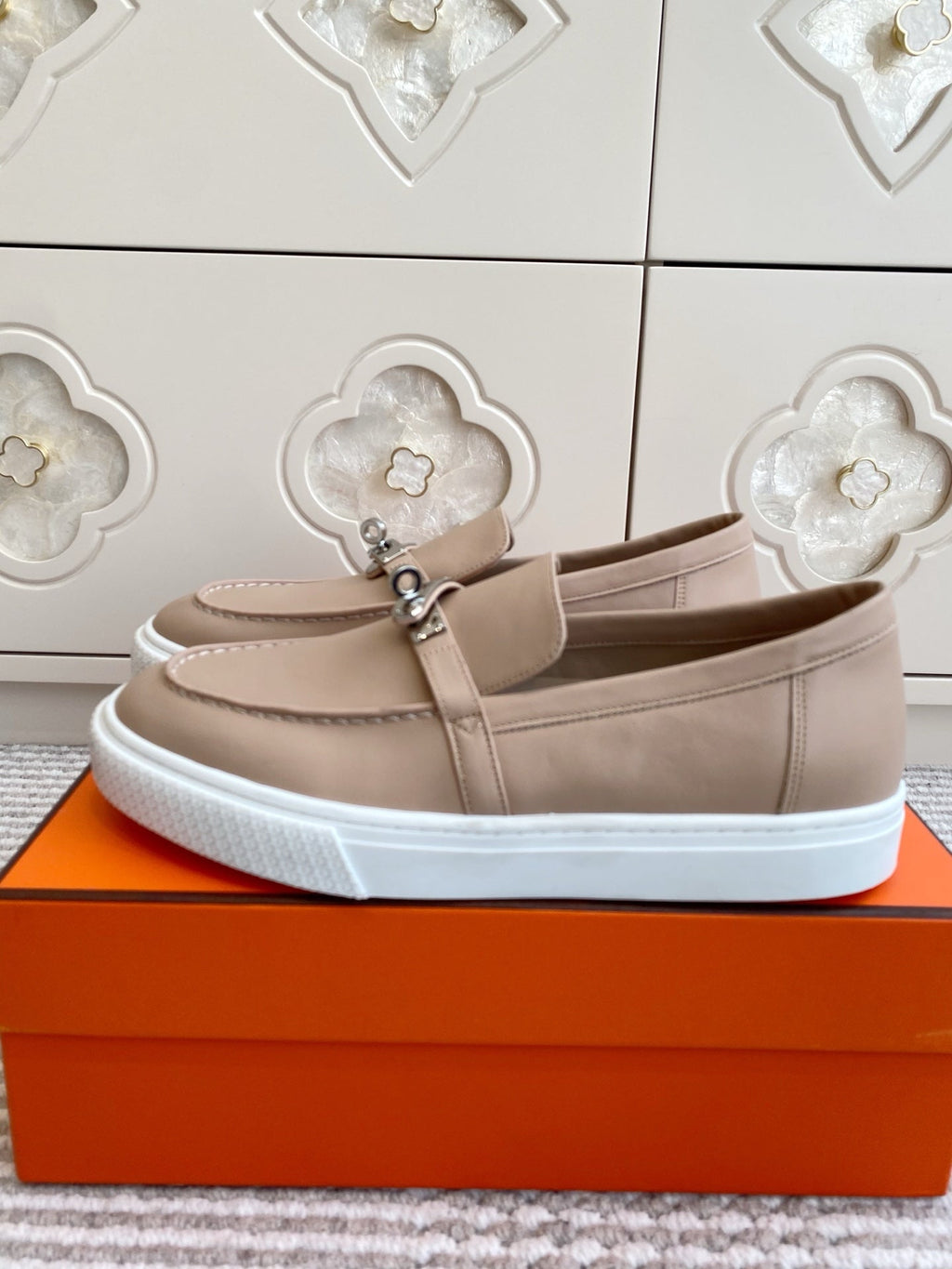 HM 25S SLIP-ON IN BEIGE LAMBSKIN WITH SILVER HARDWARE