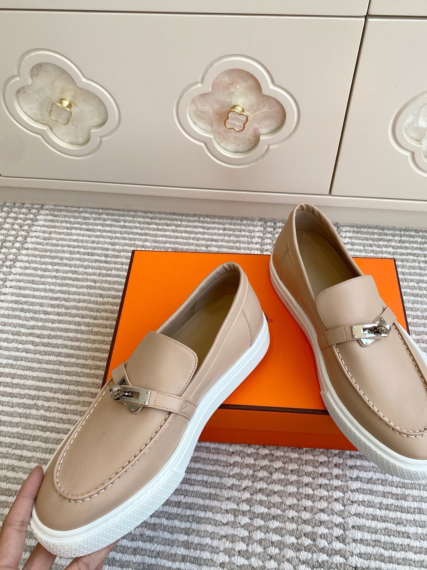 HM 25S SLIP-ON IN BEIGE LAMBSKIN WITH SILVER HARDWARE