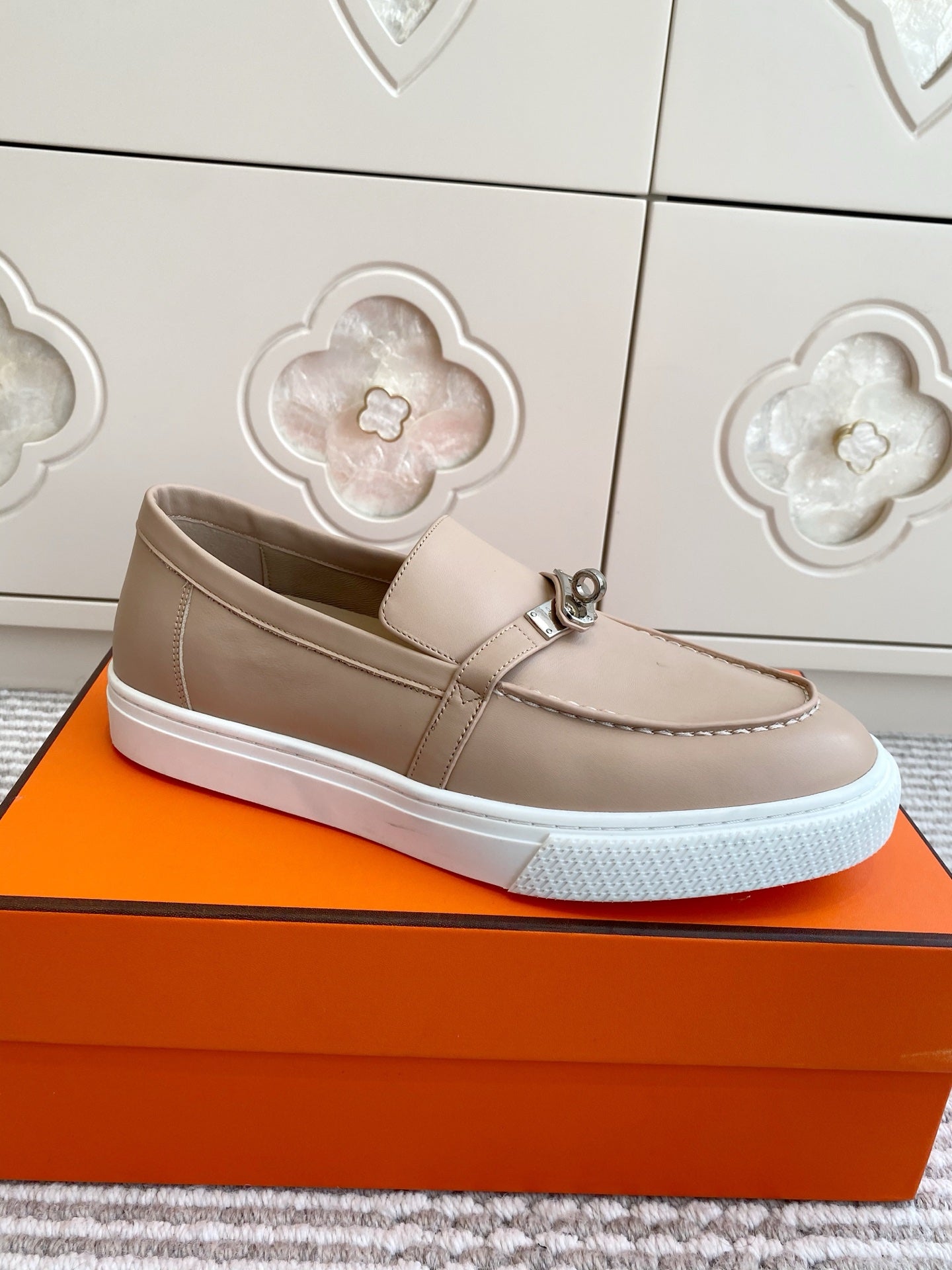HM 25S SLIP-ON IN BEIGE LAMBSKIN WITH SILVER HARDWARE
