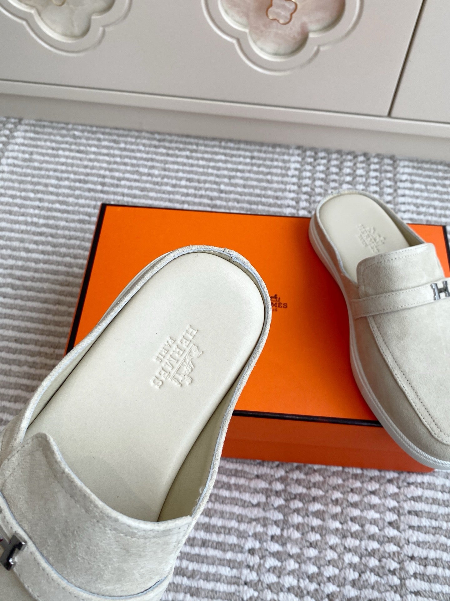 HM 25S MULES IN CREAM WHITE SUEDE WITH SILVER HARDWARE