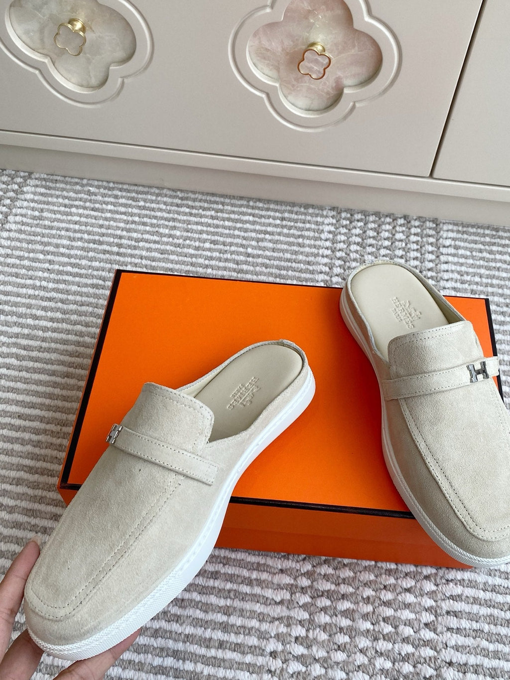 HM 25S MULES IN CREAM WHITE SUEDE WITH SILVER HARDWARE