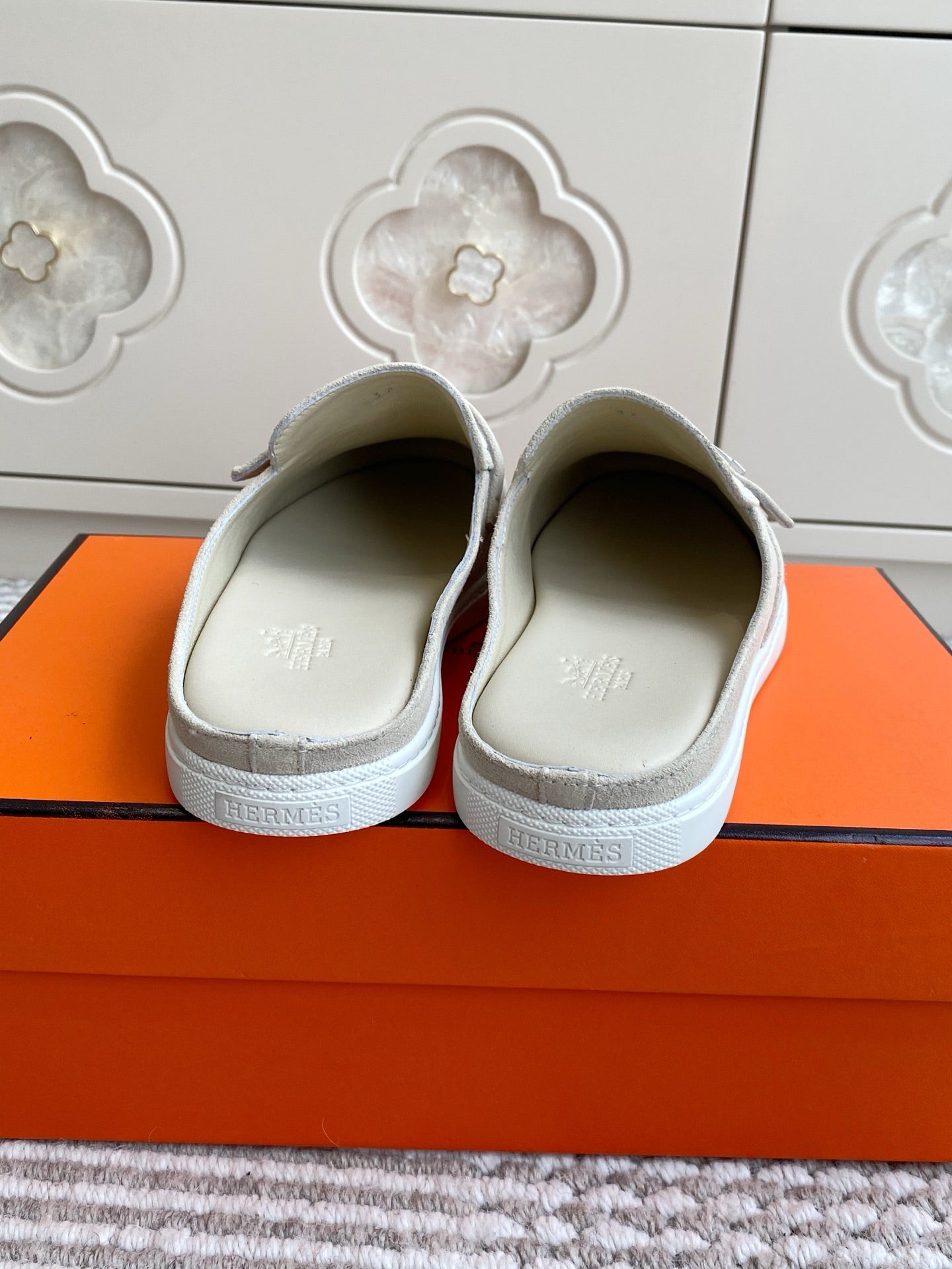 HM 25S MULES IN CREAM WHITE SUEDE WITH SILVER HARDWARE