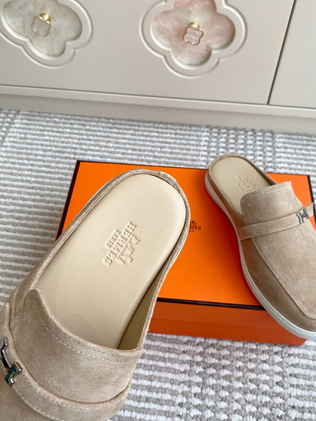 HM 25S MULES IN BEIGE SUEDE WITH SILVER HARDWARE