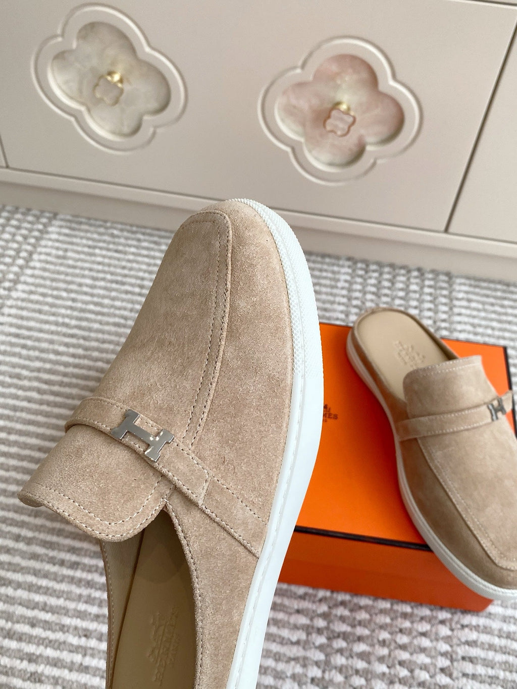 HM 25S MULES IN BEIGE SUEDE WITH SILVER HARDWARE