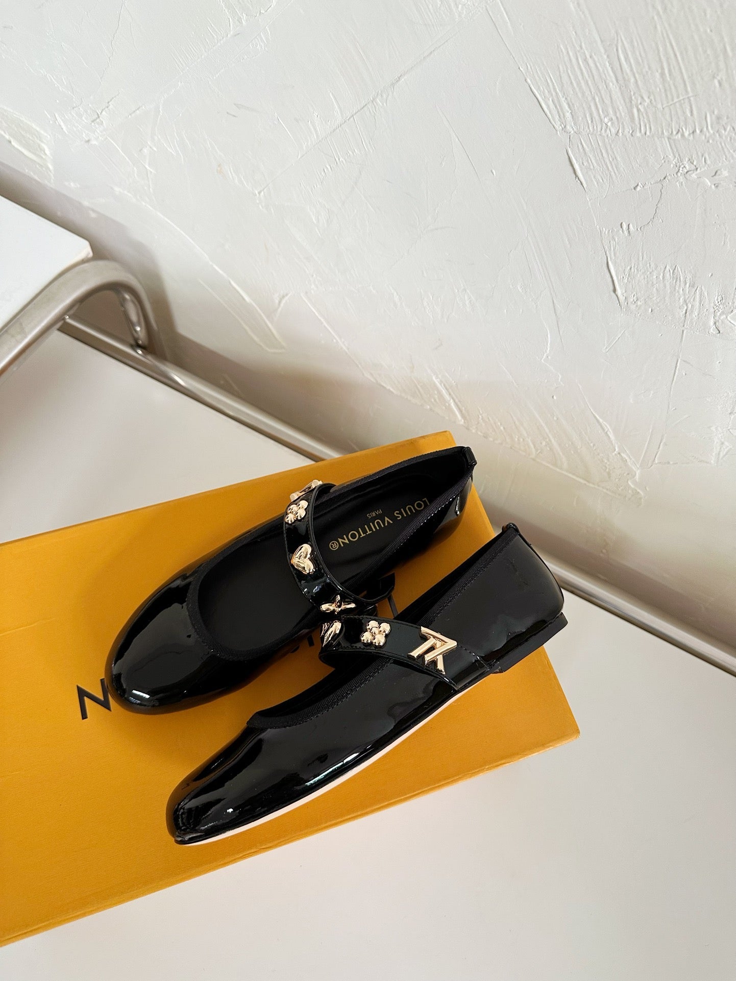ROMY FLAT BALLERINA IN BLACK PATENT CALFSKIN