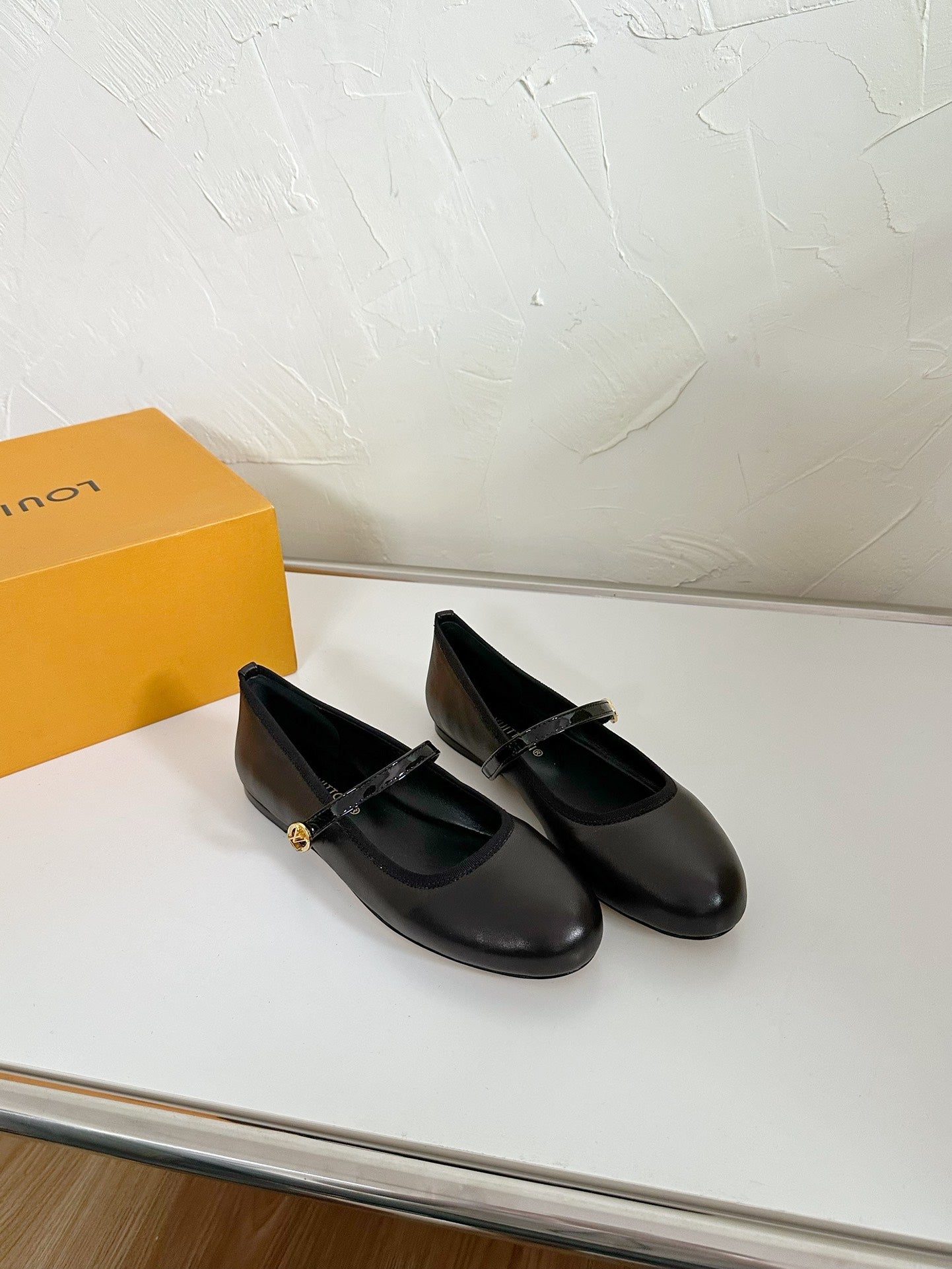 ROMY FLAT BALLERINA IN BLACK CALFSKIN
