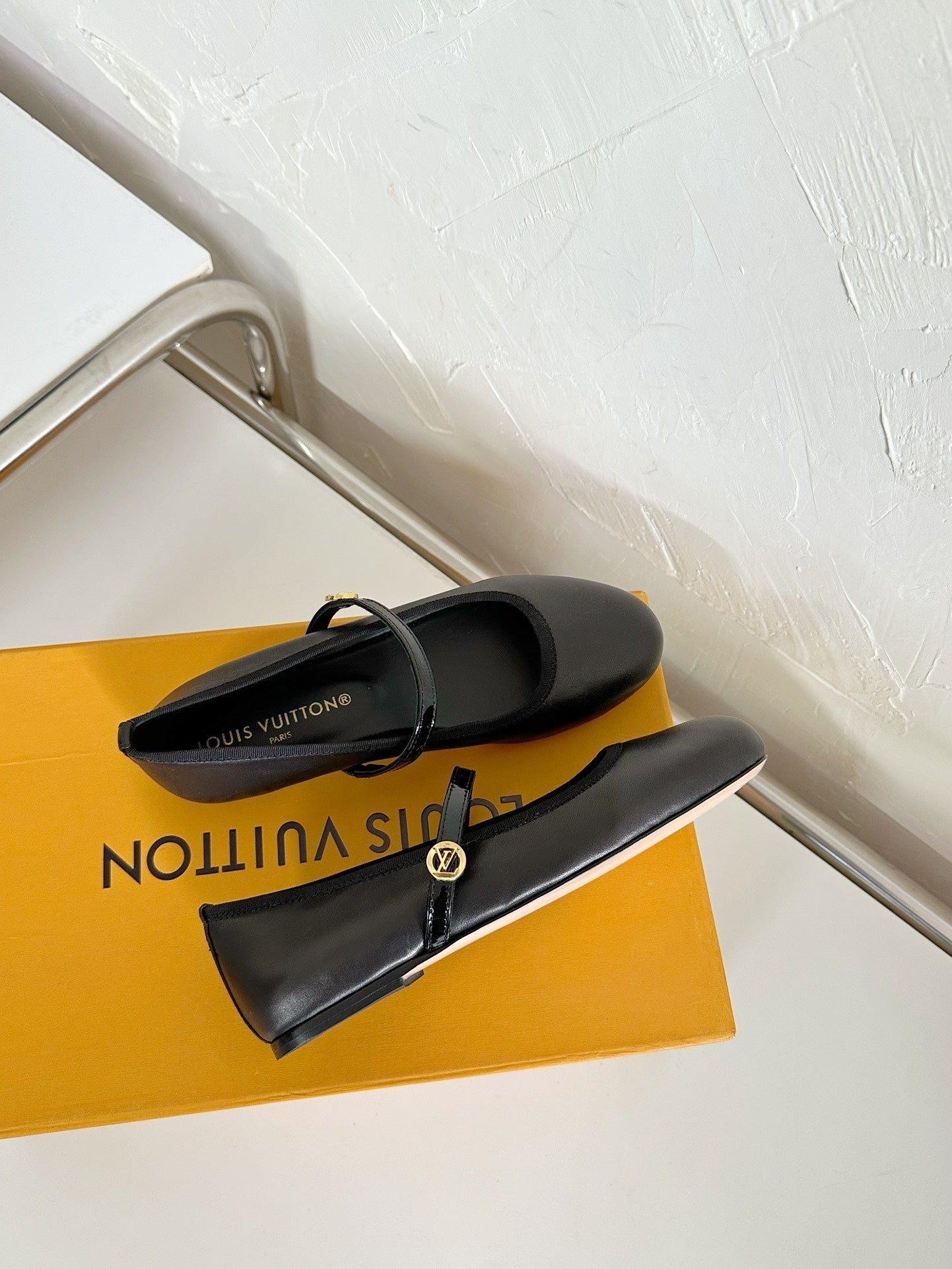 ROMY FLAT BALLERINA IN BLACK CALFSKIN