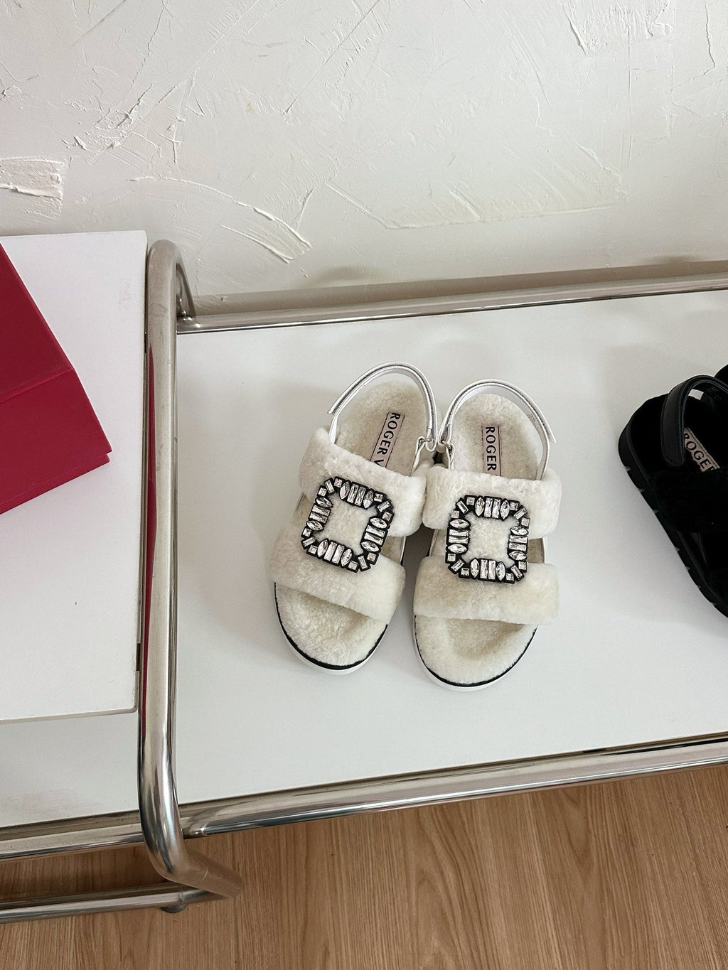 SLIDY VIV' WINTER FUR STRASS BUCKLE SANDALS IN WHITE SHEARLING