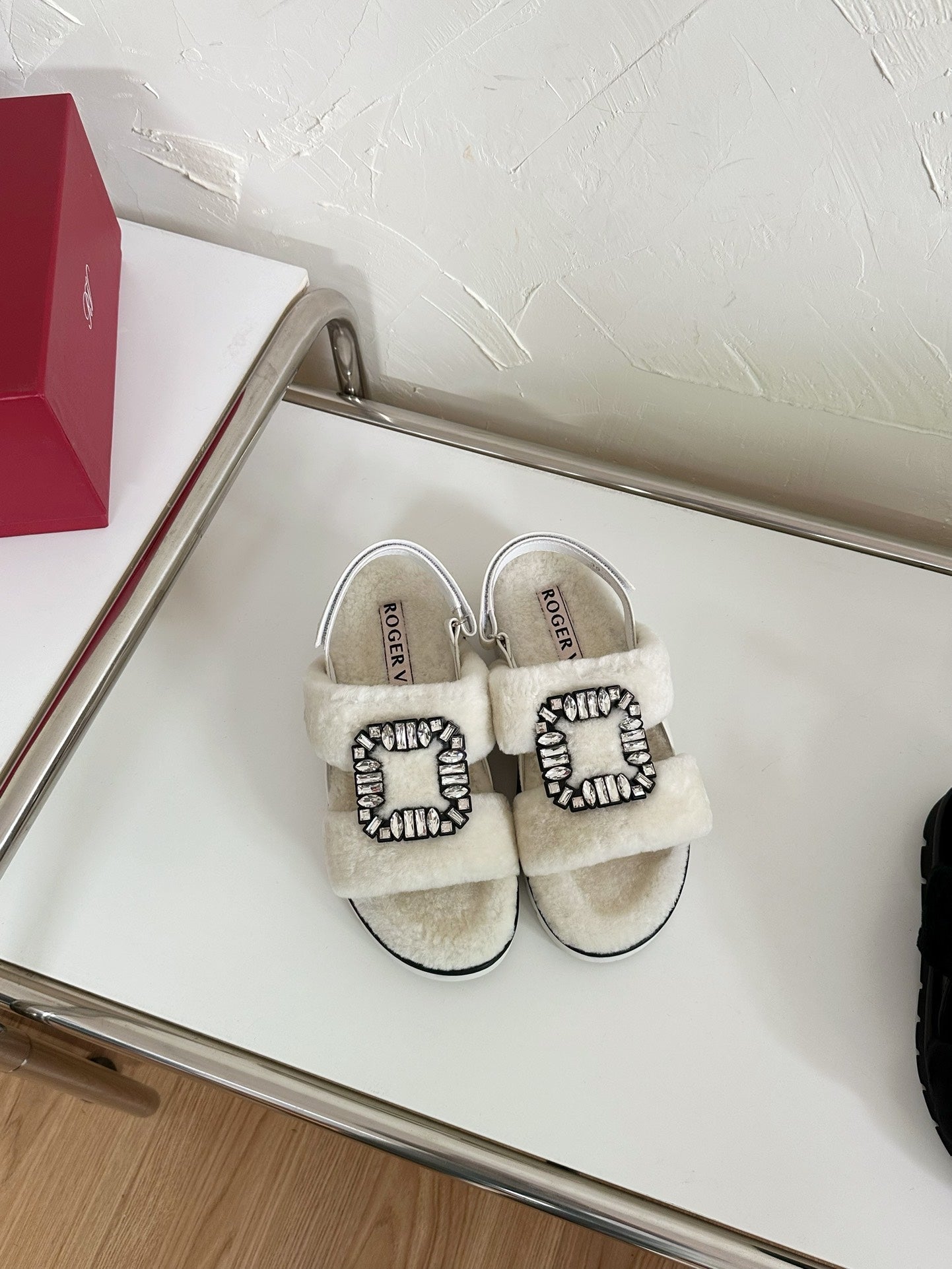 SLIDY VIV' WINTER FUR STRASS BUCKLE SANDALS IN WHITE SHEARLING