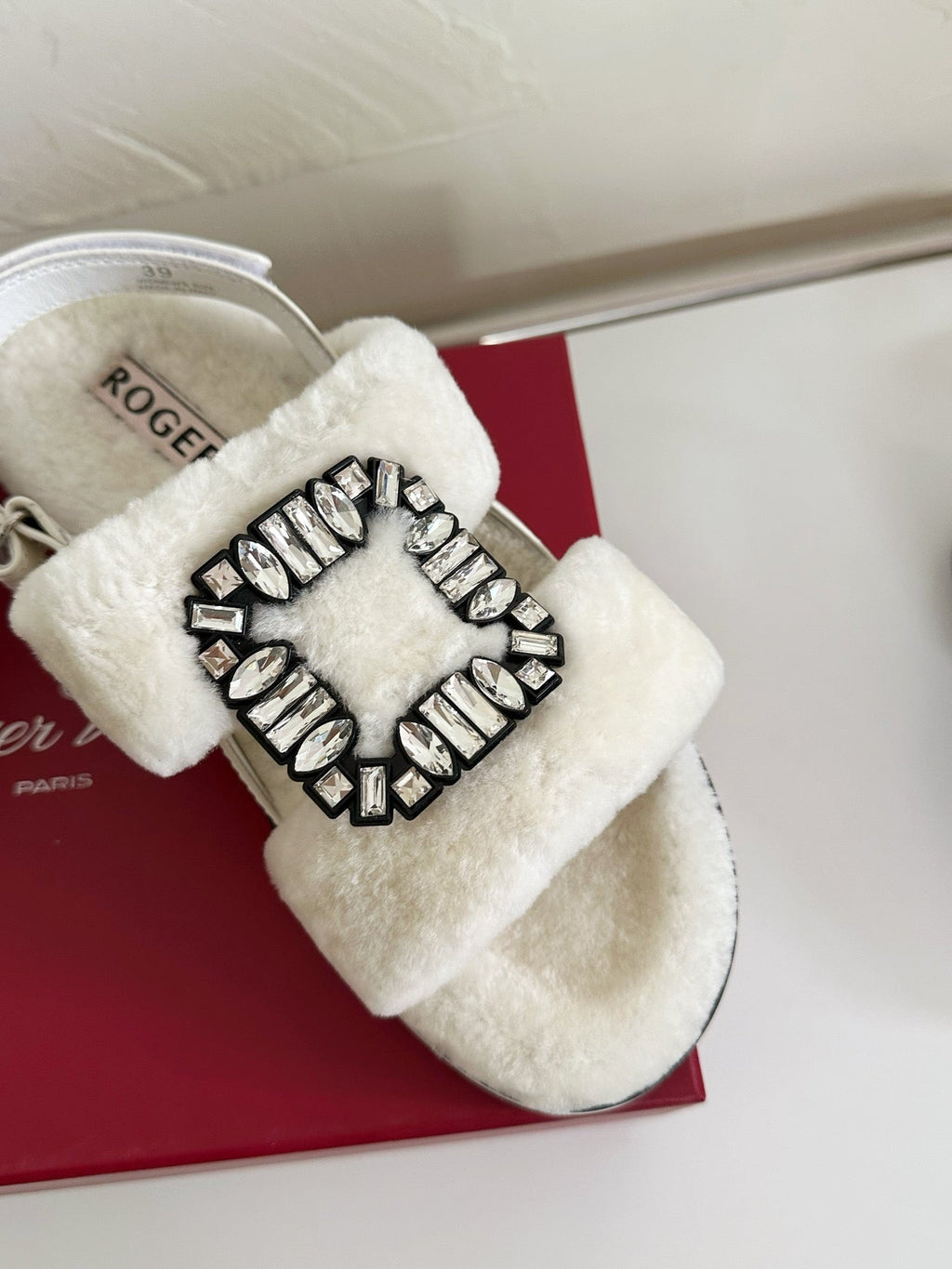 SLIDY VIV' WINTER FUR STRASS BUCKLE SANDALS IN WHITE SHEARLING